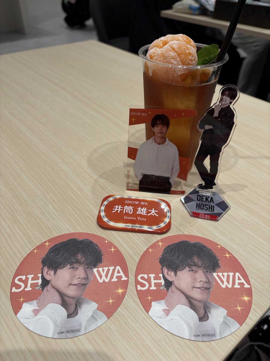 tokkn3521's tweet photo. @ORB_cafe 渋谷のコラボカフェ
初日におじゃましました😊
オーダーは井筒くんの「つっつんの癒しオレンジティー」😋
喉越しスッキリ癒される~☺️
可愛い冷凍みかん🍊は
歯がシャキーン😱ヒンヤリ
ノートやMV、等身大パネル…SHOW-WA一色の空間
(*˘︶˘ꕤ).。.:*ෆ⃛
良い時間を過ごせました😌
#SHOW_WA
#ORBcafe https://t.co/I4a8gb4d6m
