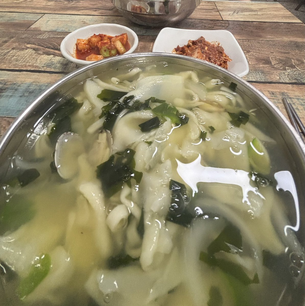 moooooo_ng's tweet photo. 시장 칼제비 진짜존맛인거알지.. https://t.co/nD7LU30Z7n