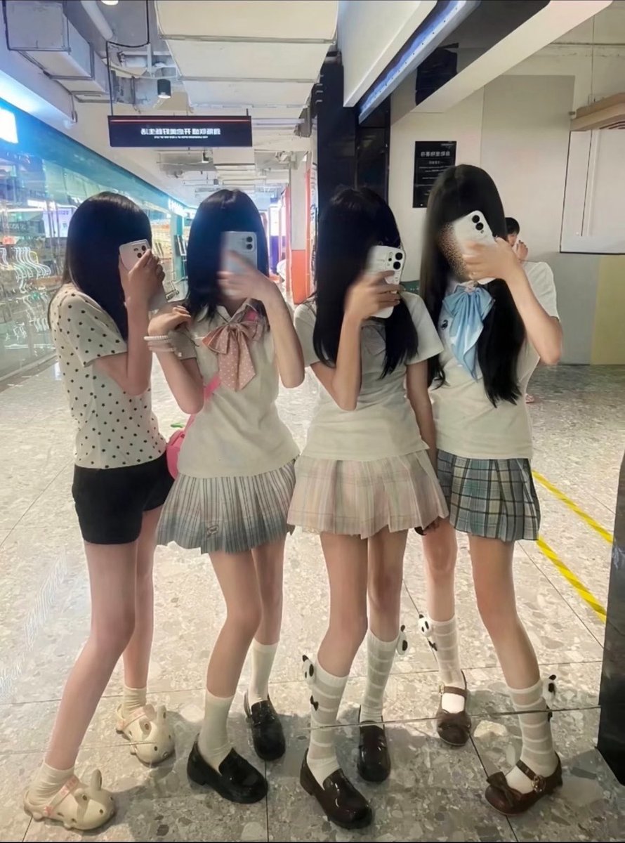 meganalexis79's tweet photo. 姐妹花四朵花，新拍的照片

有人想锐评一下我跟闺蜜的福嘛 🥹       

真心给福（人机不要来）   

真没有🚪  流言11我真的给呀 https://t.co/bRVtj8AV1e