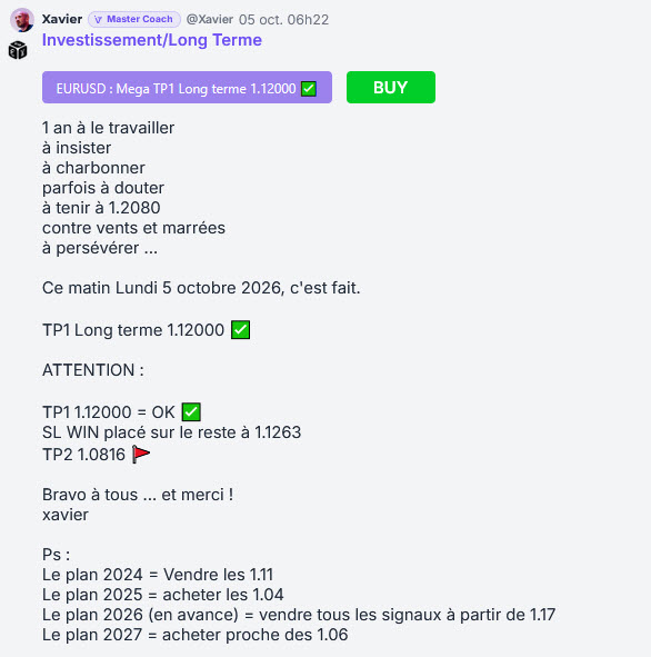 XFenaux's tweet photo. Salut à tous ici en ce lundi !

Nouvelle semaine, agenda léger aujourd'hui, le vrai rendez-vous arrive mercredi soir avec les minutes de la Fed.

Les marchés restent tétanisés,
l'euro s'enfonce sur mon GROS 1er objectif 2026 à 1.12000,
les cryptos hésitent,
la saison de résultats arrive avec bcp d'attente !

Let's Go pour le brief Mood de ce lundi 5 octobre 👇

🇺🇸 Emploi US : 29000 créations, la hausse de taux d'octobre s'éloigne

29000 créations de postes en septembre, contre 84000 attendues. Juillet et août sont révisés en baisse de 60000 au total. Juillet passe en négatif.

Le chômage remonte à 4,2 %. Le salaire horaire ne progresse que de 0,1 % sur le mois. Sur 1 an, les salaires montent de 3 % pour une inflation à 3,4 %.

Dans le détail : la santé crée 17000 postes, contre 33000 en moyenne sur 12 mois. La finance en détruit 7000 et en a perdu 129000 depuis mai 2025.

La probabilité d'une hausse de taux de la Fed en octobre tombe autour de 20 %.

En clair : la Fed est en mode "encore une hausse" à cause du pétrole et de l'inflation. Un emploi faible lui donne une raison d'attendre. Le revers : peu d'embauches, des salaires qui montent moins vite que les prix. C'est le début d'un vocabulaire qu'on n'aime pas : stagflation.

Tout le rapport ici : https://t.co/YDdkOJOLpc

🛢️ Pétrole : l'OPEP+ ne bouge pas, Aramco casse ses prix, le G7 ouvre les stocks

L'OPEP+ maintient ses quotas de novembre. Prochaine réunion le 1er novembre. La revue des capacités, clé pour les quotas 2027, glisse à mi-novembre.

Le G7 a validé vendredi la libération de 100 millions de barils de stocks d'urgence, avec une grosse part de diesel livrée sous 20 jours.

Les exportations du Moyen-Orient sont repassées au-dessus de leur niveau d'avant-guerre 4 jours sur 7 fin septembre.

Surprise chez Saudi Aramco : le prix de l'Arab Light vers l'Asie baisse de 3 $, à 5 $ sous la référence Oman/Dubaï. Plus forte décote depuis juin 2020. Le marché attendait une hausse. Les prix vers l'Europe, eux, montent.

Côté terrain, rien n'est réglé. Les Houthis revendiquent des frappes sur des sites Aramco à Riyad et Khurais, non confirmées par Riyad. Le gouvernement yéménite soutenu par l'Arabie saoudite lance une offensive contre les zones houthies, et de nouveaux tankers ont été touchés près de l'Iran. Les États-Unis ont retiré tous leurs bombardiers B-1 de la base britannique de Fairford après un projet d'attaque présumé lié à l'Iran.

Le Brent reste autour de 102 $.

En clair : les barils physiques reviennent, le risque géopolitique ne part pas. Tant que le Brent tient les 100 $, l'inflation reste le sujet numéro 1 des banques centrales.

💶 Euro au plus bas depuis mai 2025 : la France et l'Espagne sous pression

L'euro sous 1.12000, après 4 semaines de baisse d'affilée.

Deux moteurs côté français : le niveau de dette et le risque de blocage politique avant la présidentielle. Les investisseurs demandent désormais plus de rendement pour la dette française que pour la dette italienne.

En Espagne, Pedro Sánchez étudie une dissolution du Parlement après le rejet de ses décrets logement.

MUFG recommande de vendre l'euro contre yen, objectif 172.

Pédagogie : un euro faible renchérit tout ce qu'on achète en $, pétrole en tête. Pour un investisseur européen, il gonfle aussi la performance des actifs américains déjà en portefeuille.

J'ai atteint mon GROS TP 2026 à 1.12000 contre vents et marrées = c'est fait ✅

🇯🇵 Japon : la BoJ met l'IA dans son scénario

Le vice-gouverneur Uchida décrit l'IA comme un gros choc de demande positif, qui fait monter les prix et assouplit les conditions financières. Il prévient d'un risque de correction si les profits ne suivent pas.

Le PMI des services ressort à 51,3, avec des prix de vente en forte hausse. S&P Global évoque une hausse de taux de la BoJ dès octobre.

Le Nikkei touche un plus haut de 3 mois, tiré par les valeurs IA.

En clair : une banque centrale intègre l'investissement IA comme un facteur macro à part entière. Le thème n'est plus seulement boursier.

🇧🇷 Brésil : surprise au 1er tour

Flavio Bolsonaro arrive en tête avec 47 % des voix, devant Lula à 44,9 %. Les sondages le donnaient 2ème. Second tour le 25 octobre.

À surveiller à l'ouverture : le real et les valeurs brésiliennes.

📊 Saison des résultats T3

Le consensus vise 29,5 % de croissance des bénéfices du S&P 500 au T3, contre 26,7 % au 30 juin.

116 sociétés ont donné une indication de résultats. 62 % sont positives, contre 40 % en moyenne sur 5 ans. La tech en fournit 44 à elle seule. Le PER à 12 mois est à 19, sous sa moyenne 5 ans.

La leçon : la barre est haute. Avec une attente proche de 30 %, la sanction tombera sur les perspectives, pas sur le trimestre.

L'analyse complète ici : https://t.co/CnSoYbtjEw

🏢 Entreprises

- Tesla
486532 livraisons au T3, contre 461974 attendues. C'est 2 % de moins que le record de 497099 du T3 2025.

La production est de 464391 véhicules. Tesla a donc puisé 22141 unités dans ses stocks.

Le rebond des ventes en Europe compense le recul aux États-Unis et en Chine. Le stockage d'énergie déçoit : 13,7 GWh contre 15,9 attendus.

En clair : bon chiffre de volumes, obtenu en vidant les parkings. La marge, on la verra à la publication.

- Blue Owl et le crédit privé
Blue Owl limite de nouveau les rachats à 5 % sur 2 de ses fonds. Sur le fonds tech, les investisseurs voulaient retirer 1,1 Md$, soit 39 % des parts. Sur le fonds phare de 35 Md$, les demandes reculent à 16,8 %, contre 18,8 % le trimestre précédent.

Chez Blackstone, les demandes restent à 10 %.

Ces fonds prêtent à des entreprises non cotées et ne rendent qu'une fraction du capital par trimestre. La crainte du moment : l'impact de l'IA sur les éditeurs de logiciels, gros emprunteurs du secteur. Un marché de 1800 Md$ à garder sur le radar.

- PepsiCo

Deutsche Bank passe à Conserver et abaisse son objectif de 155 à 138 $ avant les résultats de jeudi. Le consensus attend un bénéfice par action de 2,30 $ et un chiffre d'affaires de 24,98 Md$.

🤪 En bref

- onsemi rachète Synaptics 123 $ par action en cash, soit 5,7 Md$ au lieu de 7, après une offre concurrente non sollicitée.
- Amazon étudie un véhicule financier pour loger environ 8 Md$ de puces Nvidia et alléger son bilan.
Trump confie le dossier IA à Jay Clayton, patron du renseignement national. Mot d'ordre : coordination, pas régulation.
- OKX et ICE préparent une plateforme d'actions tokenisées sur 63 valeurs du NYSE.

🌍 Autres marchés
Bitcoin autour de 85000 $. La SEC valide les premiers produits crypto à levier 3. Les flux ETF qui ont porté le rebond de septembre ralentissent.
Or vers 4150 $. Deutsche Bank le juge survendu et sous-détenu, et passe à l'achat.

Dollar/yen proche de 158. Tokyo durcit le ton et se dit prêt à agir avec Washington.

Chine continentale fermée jusqu'au 7 octobre inclus.

🗓️ Agenda du jour

09h15 : PMI services Espagne
09h45 : PMI services Italie
16h00 : ISM services États-Unis, consensus 55,7 après 55,4
Aucune publication d'entreprise majeure aujourd'hui

> À suivre cette semaine

Mardi soir : Constellation Brands
Mercredi 20h00 : minutes de la Fed
Mercredi soir : Levi Strauss, Applied Digital
Jeudi matin : PepsiCo
Vendredi matin : Delta Air Lines
Vendredi 16h00 : confiance du Michigan

Mon débrief Hebdo du weekend dispo : https://t.co/kRvSQyHGcw

Une très bonne semaine à tous 
Force et Honneur 💪