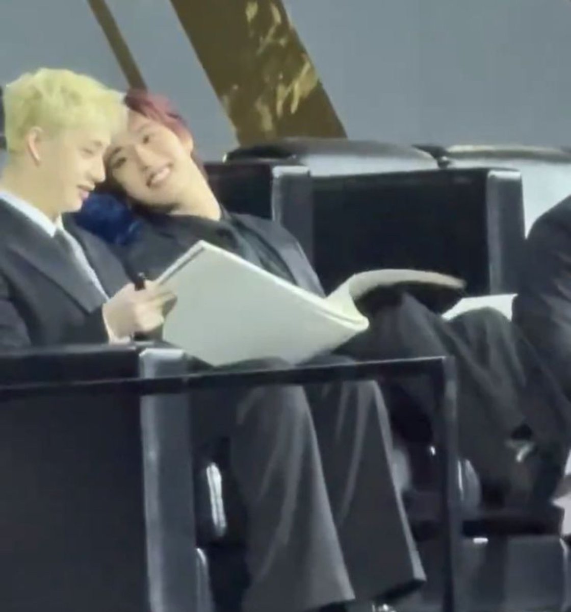 strawariberri's tweet photo. “jisung’s smile is so forced when he’s with chan” brother are we talking about the same han jisung https://t.co/apNTXVcroZ