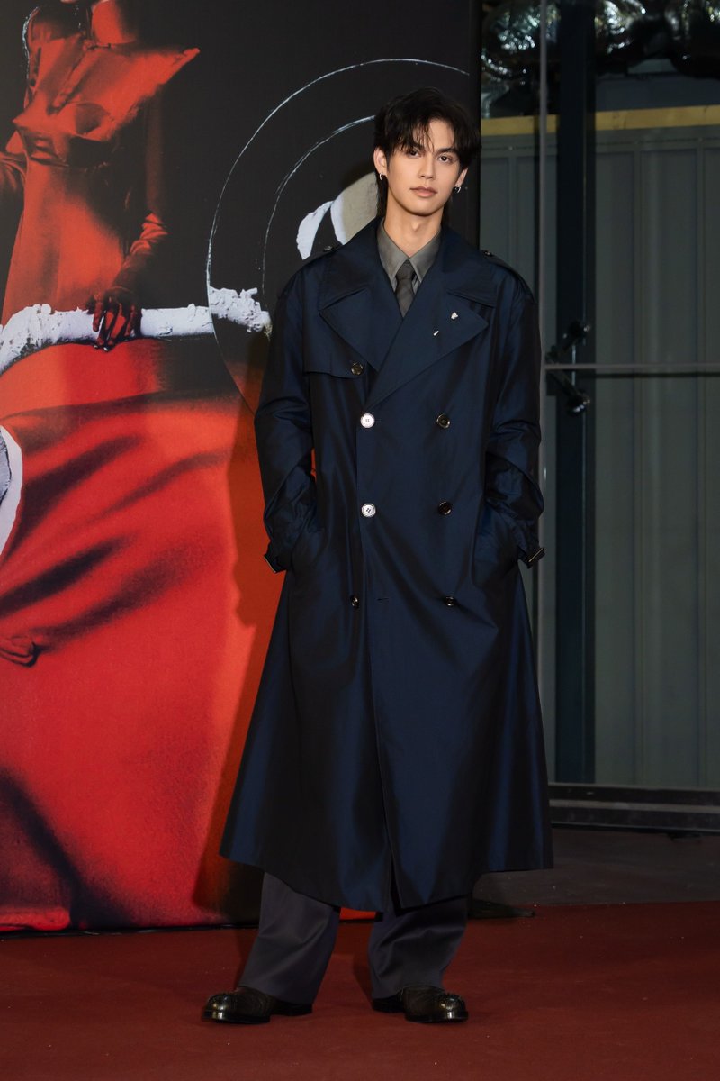 howemagazine_th's tweet photo. “ไบร์ท วชิรวิชญ์” คัมแบ็กไต้หวันในรอบ 3 ปี! ร่วมงาน 2026 Taipei Fashion Week ในฐานะ Friend of VOGUE นอกจากร่วมเดินพรมแดงแล้ว “ไบร์ท” ยังเข้าร่วมชม Cross-Over Fashion Show หนึ่งในไฮไลต์ของ Taipei Fashion Week ปีนี้ ท่ามกลางเหล่าคนดังและบุคคลในแวดวงแฟชั่นที่มาร่วมงานอย่างคับคั่ง 
จากลอนดอนสู่ปารีสและไทเป ในช่วงเวลาไล่เลี่ยกัน ถือเป็นอีกหนึ่งช่วงเวลาที่น่าจับตามองของ “ไบร์ท” บนเวทีแฟชั่นระดับนานาชาติ และสะท้อนบทบาทของศิลปินไทยที่ได้รับความสนใจในแวดวงแฟชั่นทั่วโลกอย่างต่อเนื่อง
#HOWEMAGAZINE #TaipeiFashionWeekxBRIGHT #TPEFWSS27Xbright #bbrightvc
