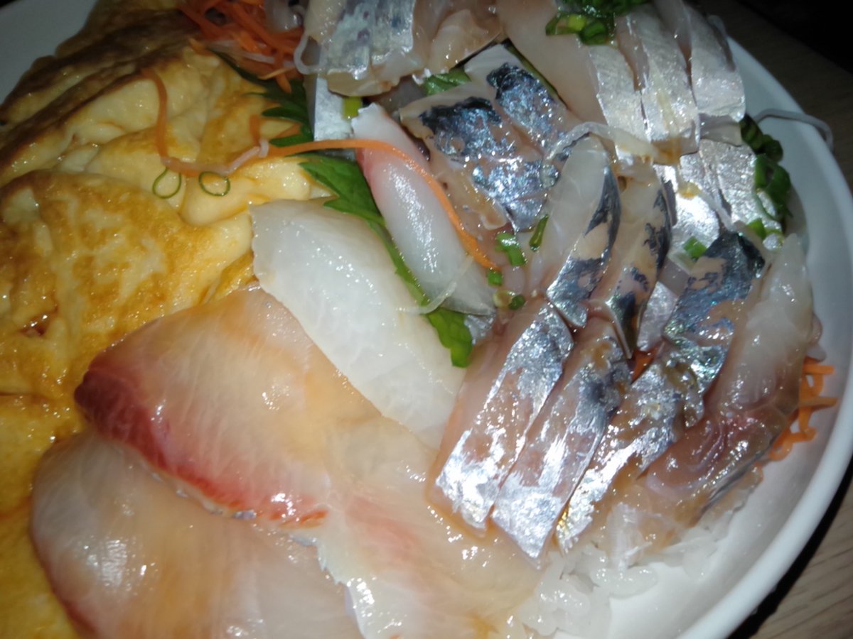 yutaXevion's tweet photo. ふぅ…気圧ぅ…
何もしたくないですが…
玉子だけ焼いて、後はのせるだけ～
海鮮丼！ https://t.co/HR14gMmvRo