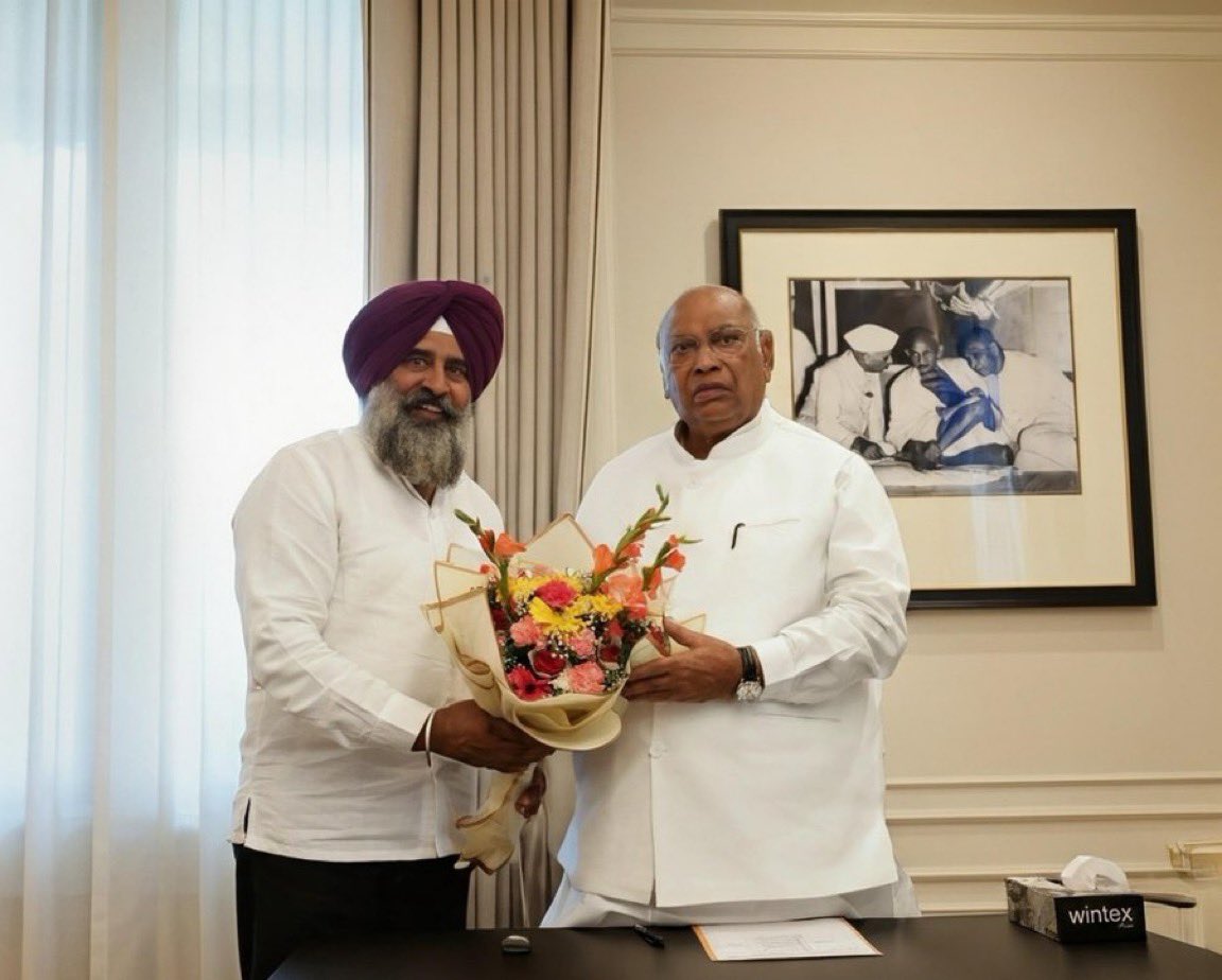 INCPunjab's tweet photo. Newly appointed Punjab Congress President Shri @PargatSOfficial met Congress President Shri @kharge Ji in Delhi.

A new beginning with a commitment to strengthening the Congress organisation in Punjab and amplifying the people’s voice.

#INCPunjab #Congress https://t.co/ph8KlrQix7