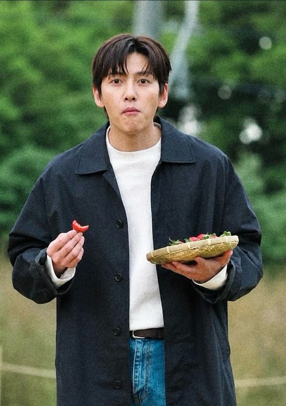 TheMovieNest80's tweet photo. After #TheScandal, Ji Chang-wook is already back with another romance… but this time he’s starring opposite Japanese actress Mio Imada. 👀🇯🇵

Merry Berry Love follows Ji Chang-wook as a Korean spatial designer who loses everything overnight and ends up on a Japanese island, where he meets Mio Imada’s passionate strawberry farmer. 🍓❤️

From the intense chemistry and controversy of The Scandal to a sweet Korean-Japanese romance…

Ji Chang-wook really said I’m not done with 2026 yet. 

Merry Berry Love premieres October 7.