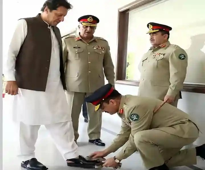 khurram2247's tweet photo. جیل کی کال کوٹھری میں قید ایک نہتا شخص
ریاستی وسائل پر قابض اسلحہ سے لیس فوج سے ٹکرا گیا اور اسے پاش پاش کر ڈالا

آ نے والی نسلیں یہ والی تاریخ پڑھا کریں گی۔ https://t.co/GbNp0bMmZS