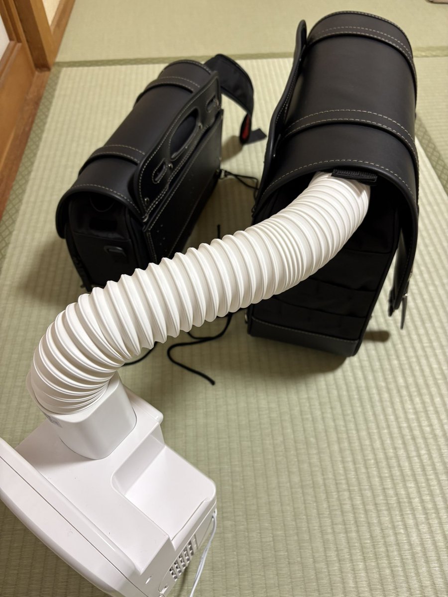 elimi_kyp's tweet photo. サイドバッグずぶ濡れになった時は…。
①とりあえず、拭けるだけふく。
②新聞紙を丸めて入れて、丸一日傾けておく←中敷取る。角から水が出てくるので、下に何か敷く
③布団乾燥機！←様子見ながら高温1時間やってます
サイドバッグのレインカバーに水抜き穴作ってみた🤔水溜り事件マシになるかな？ https://t.co/xKRW5WpAIK