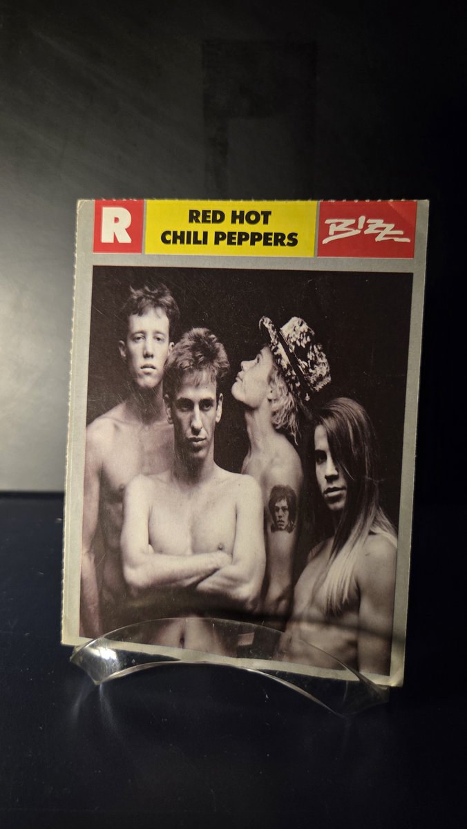 araujorey_mkt's tweet photo. "A nud3z é um alívio bem-vindo para a merda da vida." — Anthony Kiedis, Red Hot Chili Peppers, sobre o costume da banda de tirar a roupa no fim dos shows

#RevistaBizz #BizzCards #RedHotChiliPeppers #FunkRock https://t.co/M5rMaJelUO