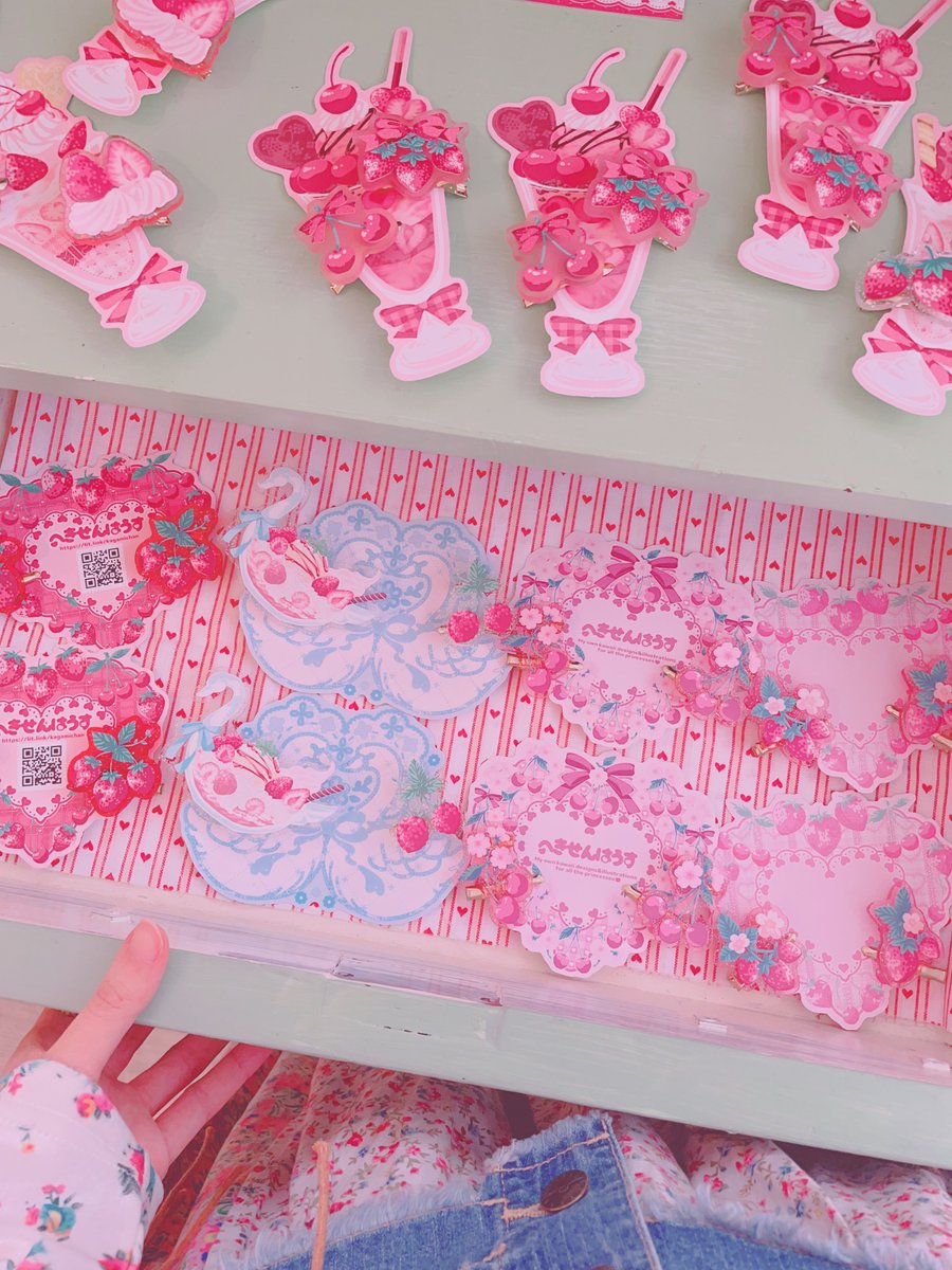 hexe_nhaus's tweet photo. クリップ止めでぬいちゃんのおめかしアクセ＆小道具にできるトッピング🤎ピン
新作はマット素材が秋冬らしくほっこりかわいいクッキー柄🍪その他にもいちごやチェリー、パフェなどがあり、種類豊富です🍓🍒
WEB SHOPや12/12-13名古屋ポップアップのみのお取り扱いです❣️ https://t.co/lOST4G1lS3