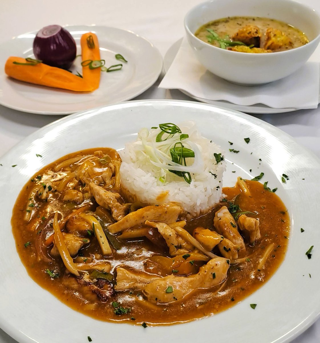 Hotel_Perslak's tweet photo. 🇨🇿 Dnes, 05.10. 2026, Vás na denním menu čeká:
Cibulačka se sýrovými toasty
a 
Kuřecí nudličky se zeleninou, bambusem a jasmínovou rýží (253,-- CZK/11,-- €) 
Toto dnešní menu pro Vás připravil náš kuchař Jiří Šenk. 
Těšíme se na Vaši návštěvu od 11:30. https://t.co/N59pQmGIWI