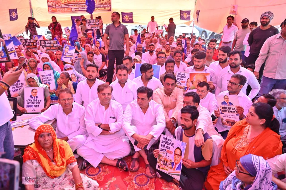 INCDelhi's tweet photo. दिल्ली में जब से भाजपा का राज आया है, दलितों, गरीबों और शोषितों को निशाना बनाया जा रहा है और  उनके आशियाने उजाड़कर उन्हें बेघर किया जा रहा है। 

आज दिल्ली कांग्रेस सह-��्रभारी @danishabrar2016 जी, प्रदेश अध्यक्ष @devendrayadvinc जी सहित कांग्रेस के साथियों ने आली गांव मुख्य चौक पर चल रहे अनिश्चितकालीन धरने में शामिल होकर इस तानाशाही के खिलाफ अपनी आवाज बुलंद की। 

कांग्रेस पार्टी आली गाँव के लोगों के साथ किसी कीमत पर अन्याय नहीं होने देगी। 

#SaveAliVillage