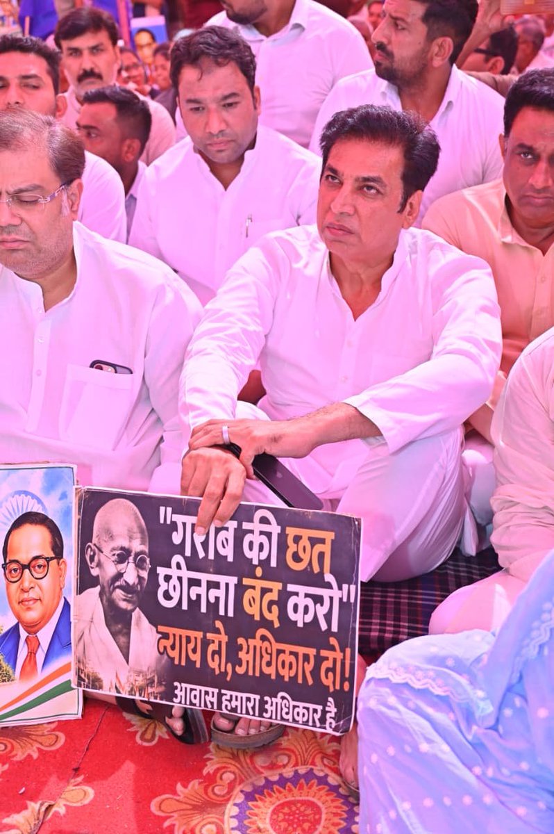 INCDelhi's tweet photo. दिल्ली में जब से भाजपा का राज आया है, दलितों, गरीबों और शोषितों को निशाना बनाया जा रहा है और  उनके आशियाने उजाड़कर उन्हें बेघर किया जा रहा है। 

आज दिल्ली कांग्रेस सह-��्रभारी @danishabrar2016 जी, प्रदेश अध्यक्ष @devendrayadvinc जी सहित कांग्रेस के साथियों ने आली गांव मुख्य चौक पर चल रहे अनिश्चितकालीन धरने में शामिल होकर इस तानाशाही के खिलाफ अपनी आवाज बुलंद की। 

कांग्रेस पार्टी आली गाँव के लोगों के साथ किसी कीमत पर अन्याय नहीं होने देगी। 

#SaveAliVillage