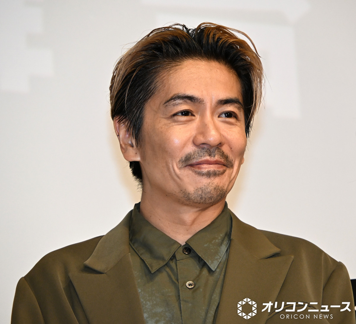 oricon's tweet photo. 森田剛
舞台あいさつ1分前に監督におにぎり配る🍙　
自身は唐揚げをぱくり❗️
撮影前に丸刈りの提案の秘話💭
https://t.co/dmwwEzxeks

 #見上げてごらん @_miagete_goran_ https://t.co/2rDa2jaMJJ