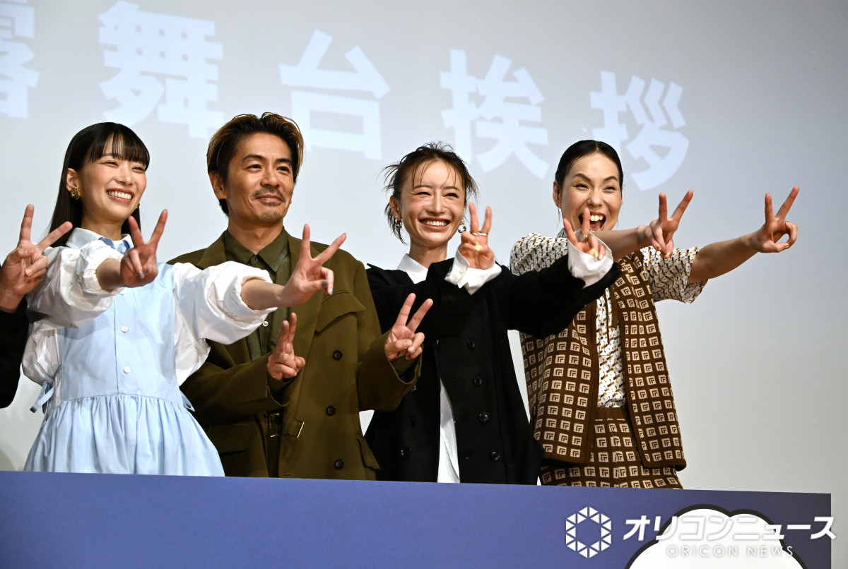 oricon's tweet photo. 森田剛
舞台あいさつ1分前に監督におにぎり配る🍙　
自身は唐揚げをぱくり❗️
撮影前に丸刈りの提案の秘話💭
https://t.co/dmwwEzxeks

 #見上げてごらん @_miagete_goran_ https://t.co/2rDa2jaMJJ