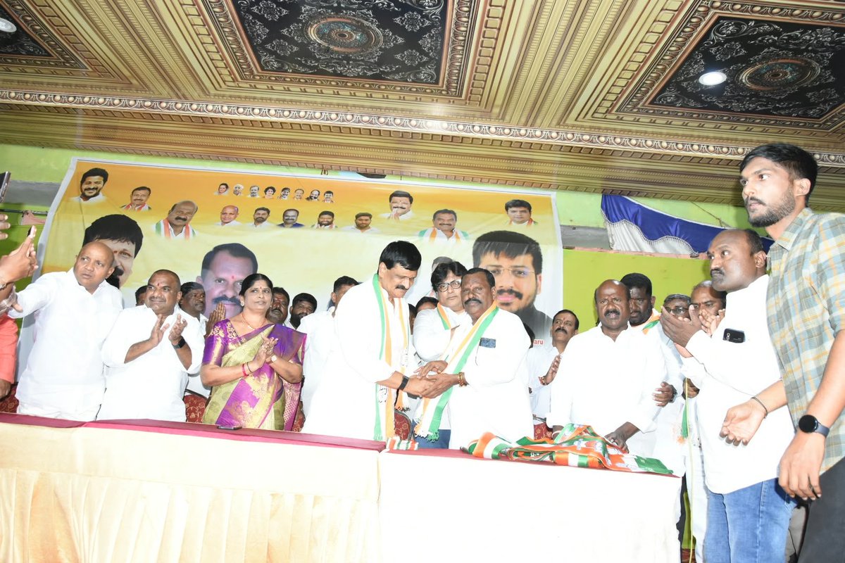 KUR_Congress's tweet photo. నేరెడ్‌మెట్ 136వ డివిజన్  మాజీ కార్పొరేటర్ శ్రీమతి కొత్తపల్లి మీనా ఉపేందర్ రెడ్డి గారు  మైనంపల్లి హనుమంత్ రావు గారి ఆధ్వర్యంలో కాంగ్రెస్ పార్టీ కండువా కప్పుకొని పార్టీలో చేరడం జరిగింది. వారితో పాటు డివిజన్‌కు చెందిన సుమారు 500 మంది నాయకులు  కాంగ్రెస్ పార్టీలో చేరడం జరిగింది. https://t.co/are5OrJnnn