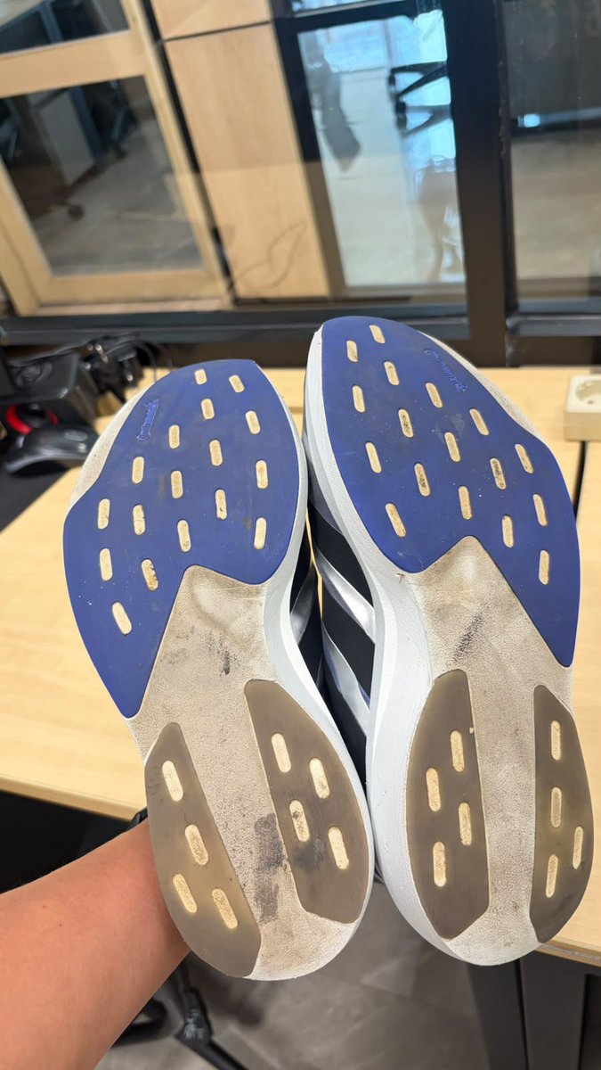 lemonbarsguy's tweet photo. mau lepas sepatu Evo SL Exo size 42,5 baru dipake di 125km murah aja 1,7jt , nego tipis2 boleh https://t.co/7lkEgW1c9m