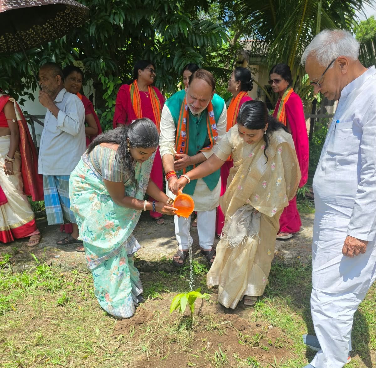 JPBhaiBJP's tweet photo. अंडमान निकोबार में स्वराज द्वीप स्थित श्याम नगर पंचायत के राधापुर गांव में आंगनवाड़ी वर्कर बहनों से मिलकर उनका स्वागत किया। संवाद में मोदीजी के सेवा के 25 वर्षों एवं केंद्र सरकार द्वारा गांव-देहात, आंगनवाड़ी और आशा वर्करों के हित में किए जा रहे कार्यों की जानकारी साझा की। https://t.co/GwNo0ilDnx