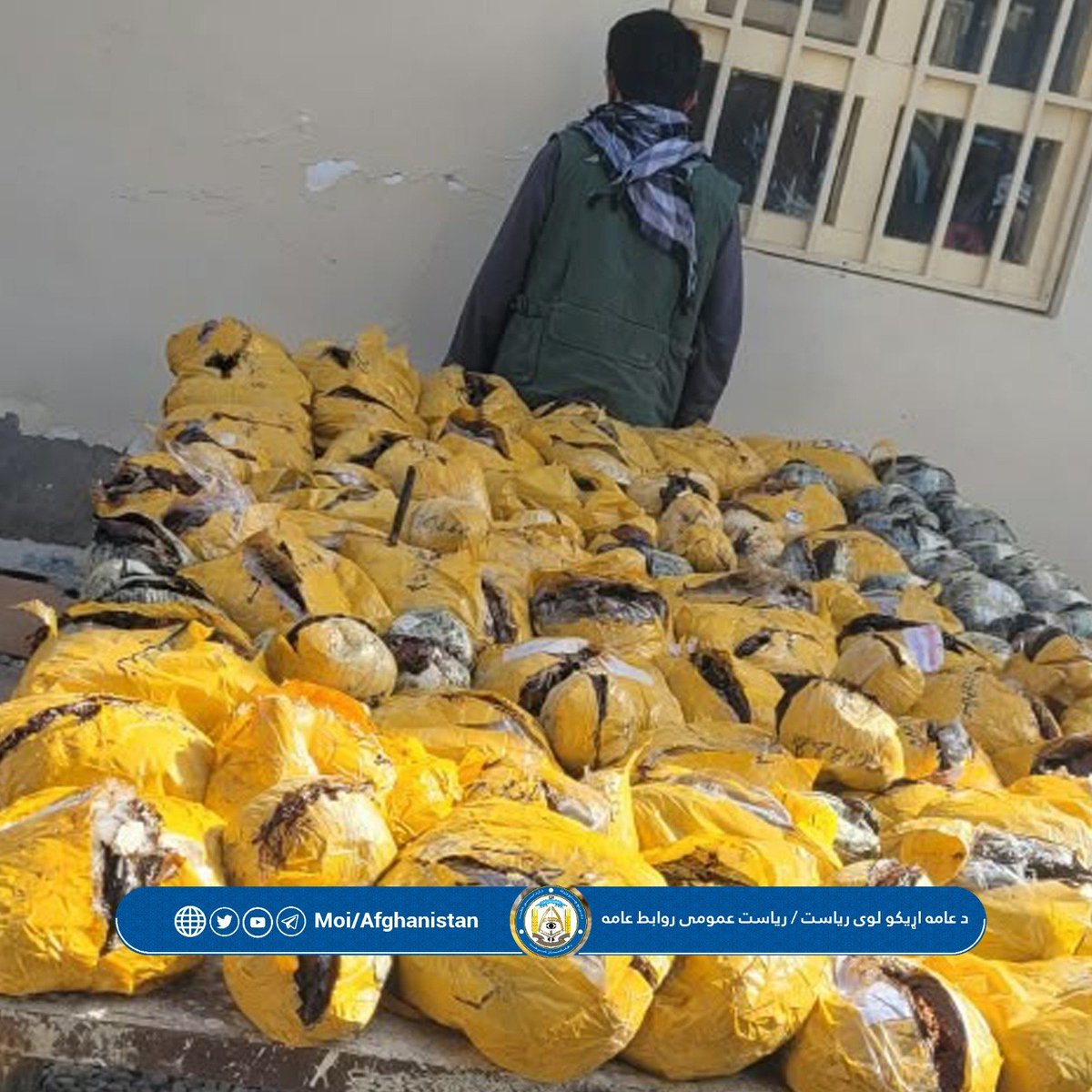 moiafghanistan's tweet photo. از قاچاق ۳۱۴کیلوگرام موادمخدر در ولایت بدخشان جلوگیری شد

نیروهای شرطه‌ی مبارزه با موادمخدر قوماندانی امنیه‌ی ولایت بدخشان، دو تن را زمانی همراه با ۳۱۴کیلوگرام موادمخدر از ولسوالی تشکان این ولایت بازداشت کردند که آنان میخواستند مواد یادشده را بجای نامعلوم انتقال دهند.١/٢ https://t.co/XHeWytyLYS