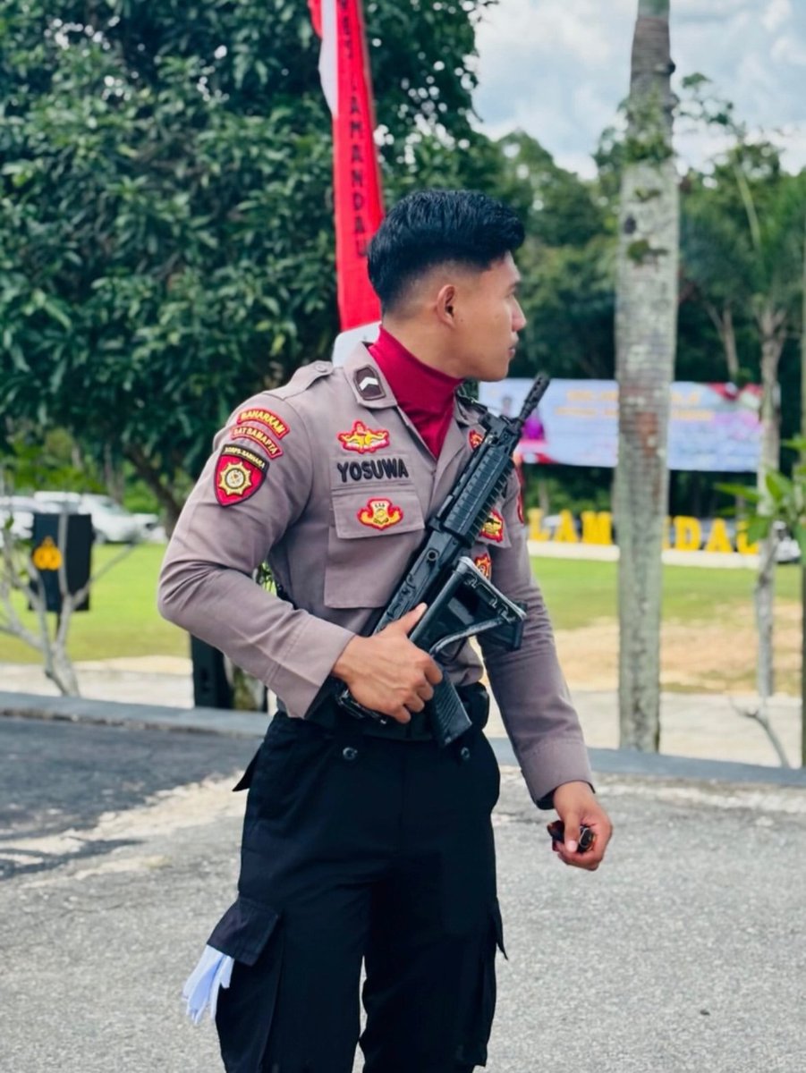 brondmusclepics's tweet photo. pesona polisi muda emg gaada lawan! 🔥 https://t.co/2lwBY6mwwE
