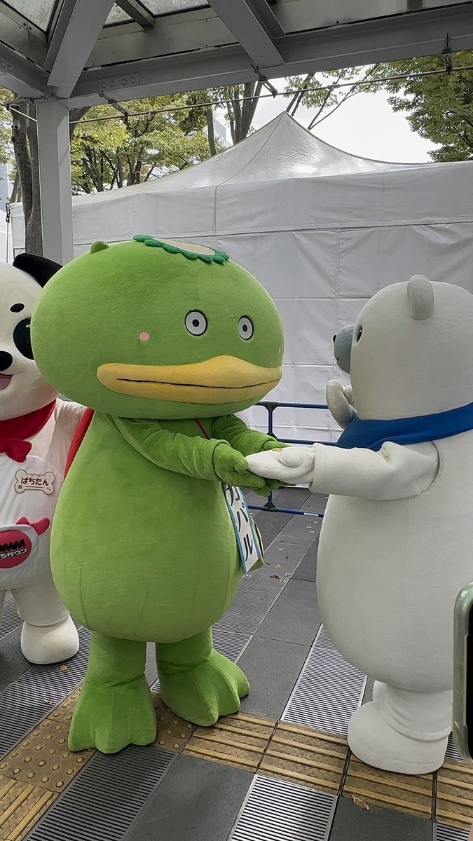 km2monluv's tweet photo. 2026.10.4
#ゆるキャラグランプリ
#ゆるバース　
カパルがREITOに投票メダルあげてるところ、お散歩、ぱちたん&amp;REITOの3ショットです。 https://t.co/Ixtev1zL2M