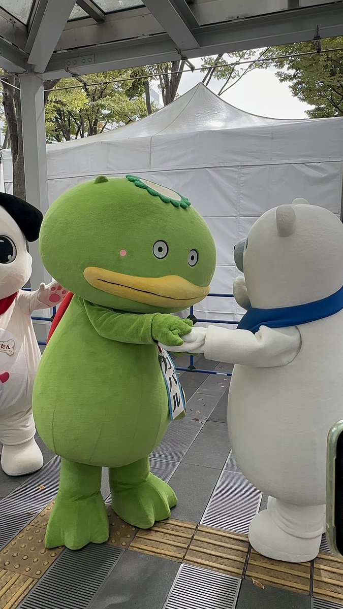 km2monluv's tweet photo. 2026.10.4
#ゆるキャラグランプリ
#ゆるバース　
カパルがREITOに投票メダルあげてるところ、お散歩、ぱちたん&amp;REITOの3ショットです。 https://t.co/Ixtev1zL2M