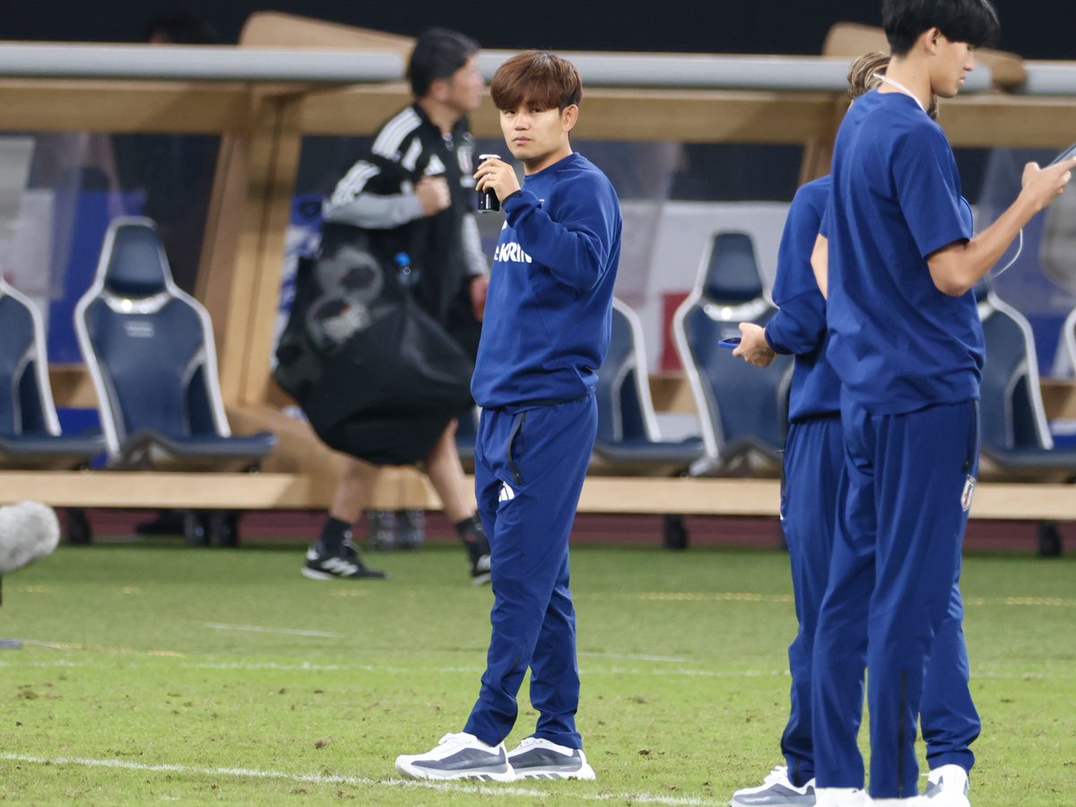 toyo_o_nori1226's tweet photo. 滅多にアップ前グラウンドに姿を見せる事がないという久保さん指輪見せに出てきてくれた？笑 https://t.co/TscFG4MaY4