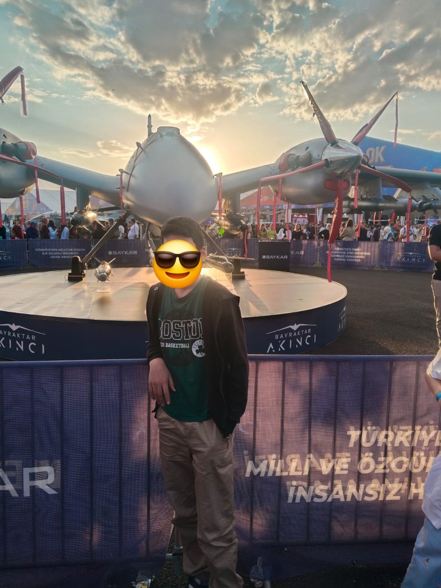 yootakmiyorum's tweet photo. çizimini yaptığı araçların yanında poz verince erkekler🫶🏻 tanklara bayılıyor da koskoca teknofestte tek fotosu bu ya incelemekten çekememişiz https://t.co/E6gIgCdsE7