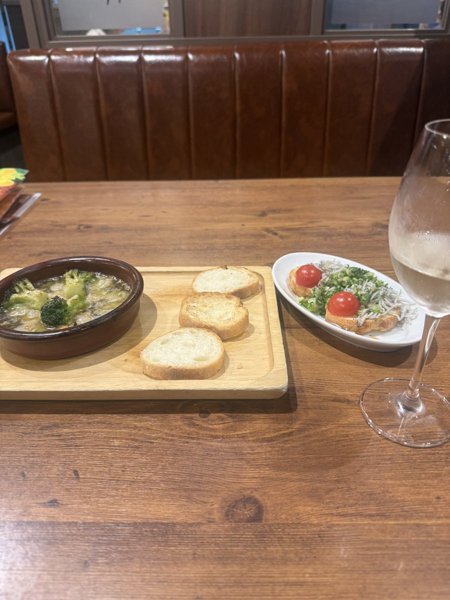 coyonbo's tweet photo. 初オリーブの丘🫒

サイゼよりいいと噂を聞いてきてみた
1人でも広いテーブルに案内してくれるのと、白ワインはよかった
メニューも豊富
卓上に粉チーズもある
ブルスケッタ美味しかった https://t.co/D6i9Agvidq