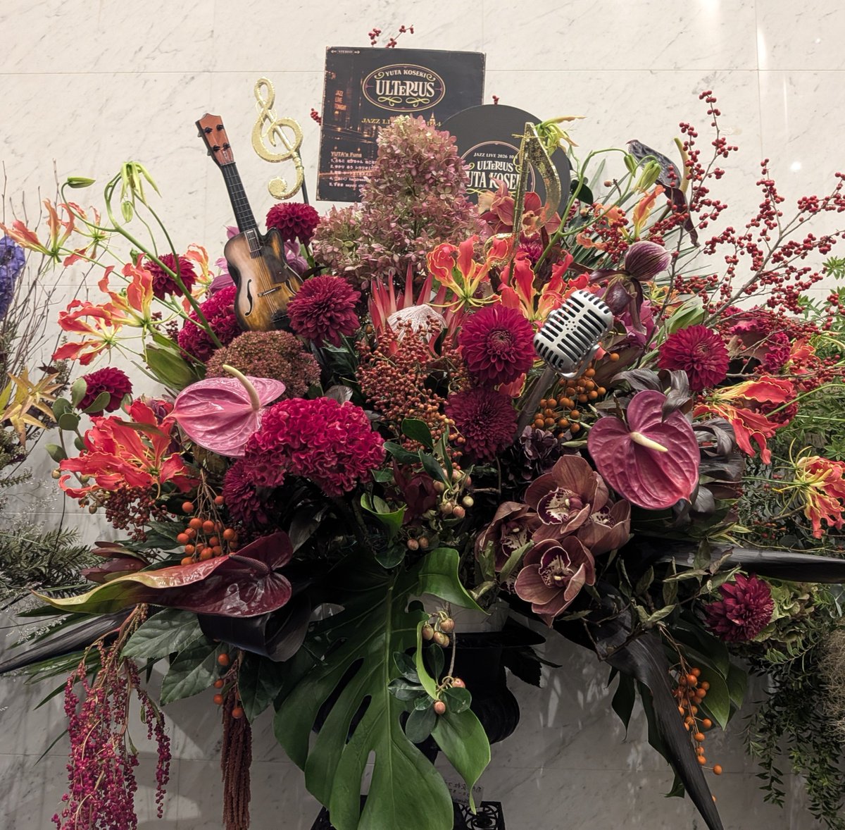 MuSaShiNoko's tweet photo. ロビーにはたくさんのお花が💐
ミノン、ターナー展、めおと日和からのお花にはピンクや黄色が入っていてドレスコードに合わせてくれたのかな?!と嬉しそうな小関さん
今回もみんなでお花が贈れて嬉しかった✨ #NEST さんにNY&JAZZをテーマにお願いし、ボード類もテーマ合わせて作成しました #ULTERIUS https://t.co/2cCbJyLX9n