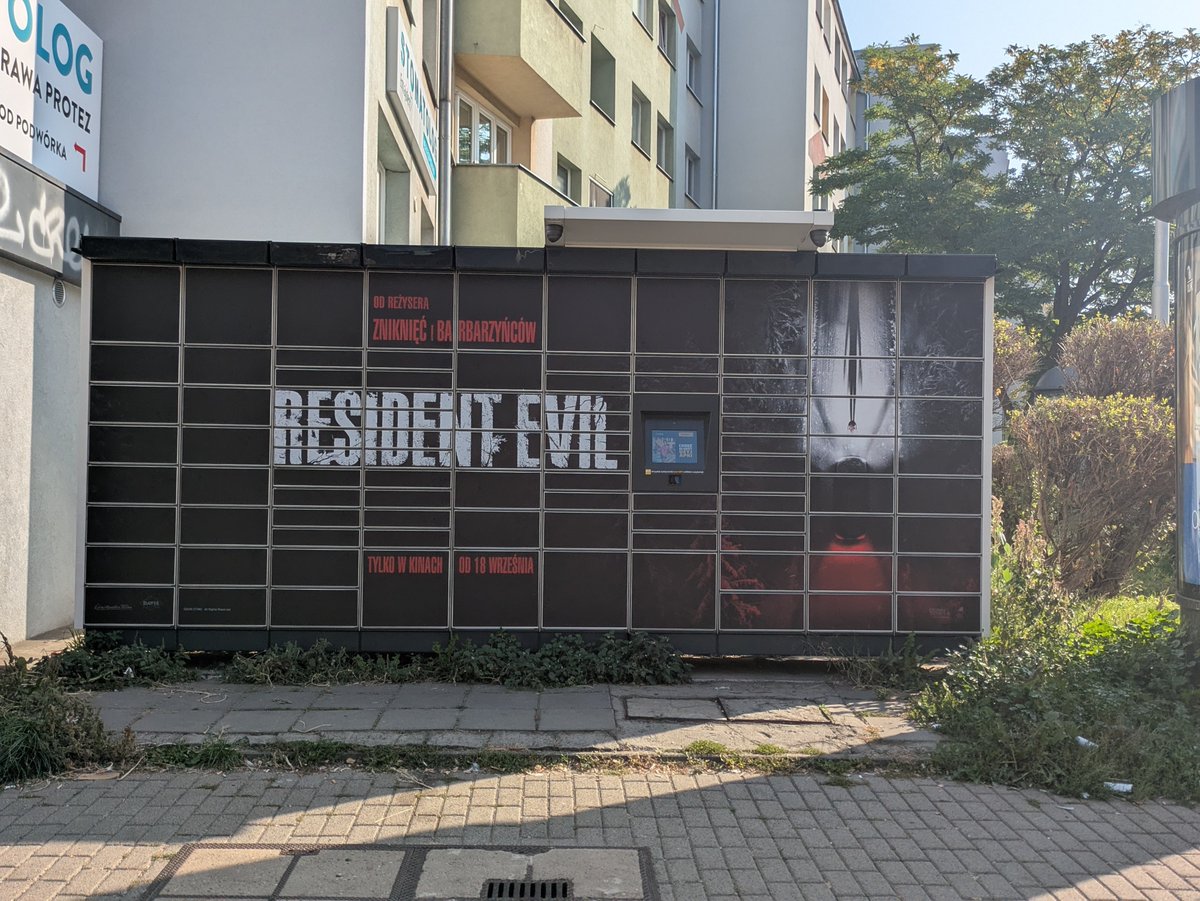 residentalright's tweet photo. zrobili mi paczkomat z resident evil, nie wierzę https://t.co/LaNo0QakWD