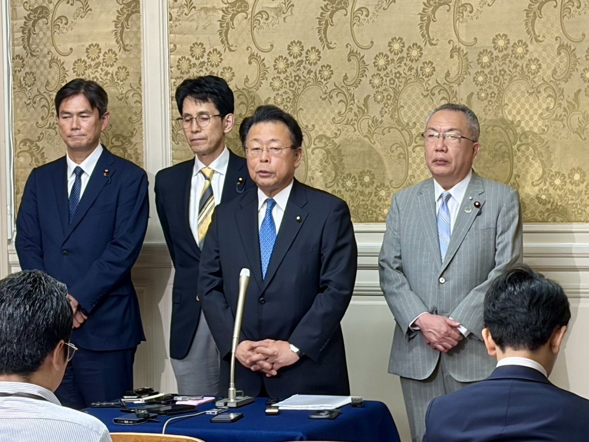nakagawa_komei's tweet photo. 【第222臨時国会が開会！】

本日、第222回臨時国会が開会。本会議前の両院議員総会に臨み、公明党国会対策委員長として、現政権に対して厳しく対峙し国民の思いを代弁する国会運営に努めていくとの決意を述べました。今国会の会期は、12月12日までの69日間、提出予定法案も食料品消費税減税法案など21本が予定されています。岡本新代表のもと、新生公明党がスタートします。中道主義を標榜する人間主義の政治実現に向け全力で取組んでまいります。
午後には、公明党・民主改革の会の2幹2国が開かれ、会議後記者ブリーフィングが行われました。
＃第222国会
＃公明党
＃中川康洋