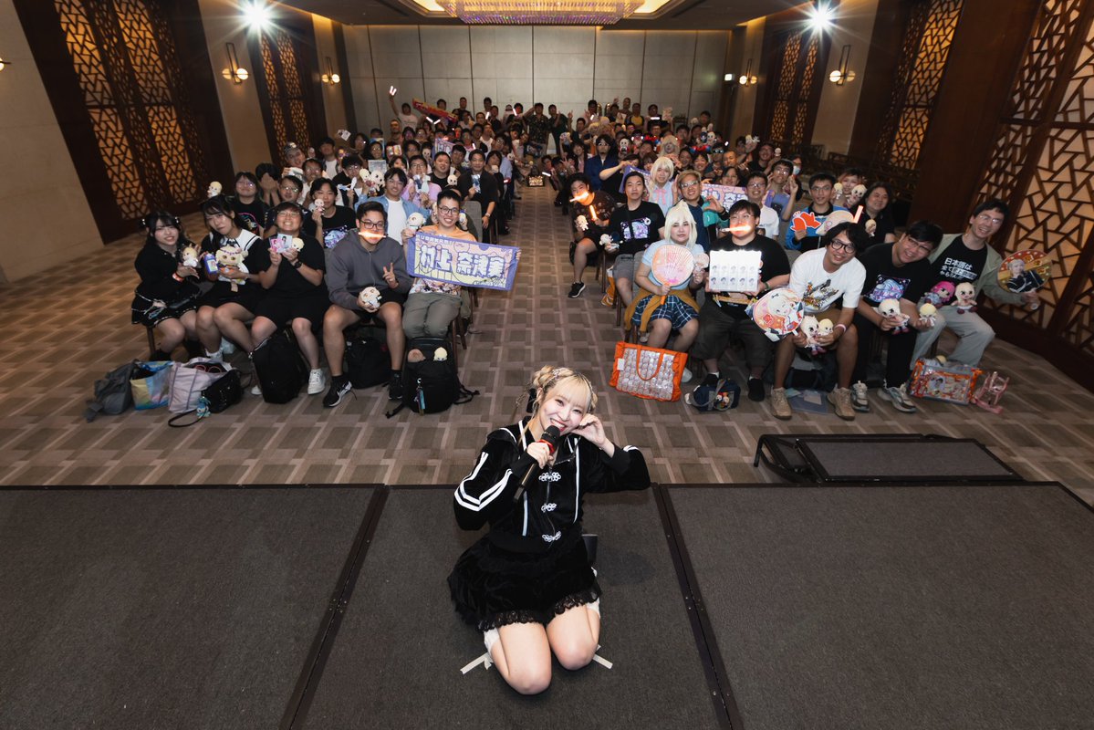 flashinglightCM's tweet photo. ✨村上奈津実香港ファンミーティング、終了いたしました🧡

 皆さまのおかげで、とても素敵な時間となりました

なっちゃんが香港に来てくださり、たくさんの楽しいお話や、元気いっぱいで魅力あふれるステージを届けてくださいました✨

そして、ご来場いただいた皆さまの温かい声援と大きな拍手、本当にありがとうございました！
皆さまからの応援と愛が会場いっぱいにあふれていました🧡🧡🧡

本日はイベントの記念集合写真と当日の様子をお届けいたします📸
ぜひ一緒に、たくさんの笑顔と楽しい瞬間を振り返っていただければ嬉しいです！

また皆さまと、そしてなっちゃんにお会いできる日を楽しみにしております！
本当にありがとうございました✨