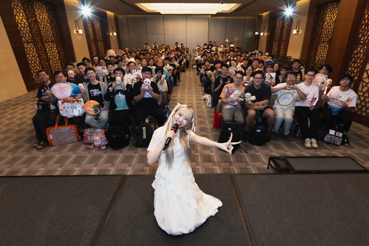 flashinglightCM's tweet photo. ✨村上奈津実香港ファンミーティング、終了いたしました🧡

 皆さまのおかげで、とても素敵な時間となりました

なっちゃんが香港に来てくださり、たくさんの楽しいお話や、元気いっぱいで魅力あふれるステージを届けてくださいました✨

そして、ご来場いただいた皆さまの温かい声援と大きな拍手、本当にありがとうございました！
皆さまからの応援と愛が会場いっぱいにあふれていました🧡🧡🧡

本日はイベントの記念集合写真と当日の様子をお届けいたします📸
ぜひ一緒に、たくさんの笑顔と楽しい瞬間を振り返っていただければ嬉しいです！

また皆さまと、そしてなっちゃんにお会いできる日を楽しみにしております！
本当にありがとうございました✨