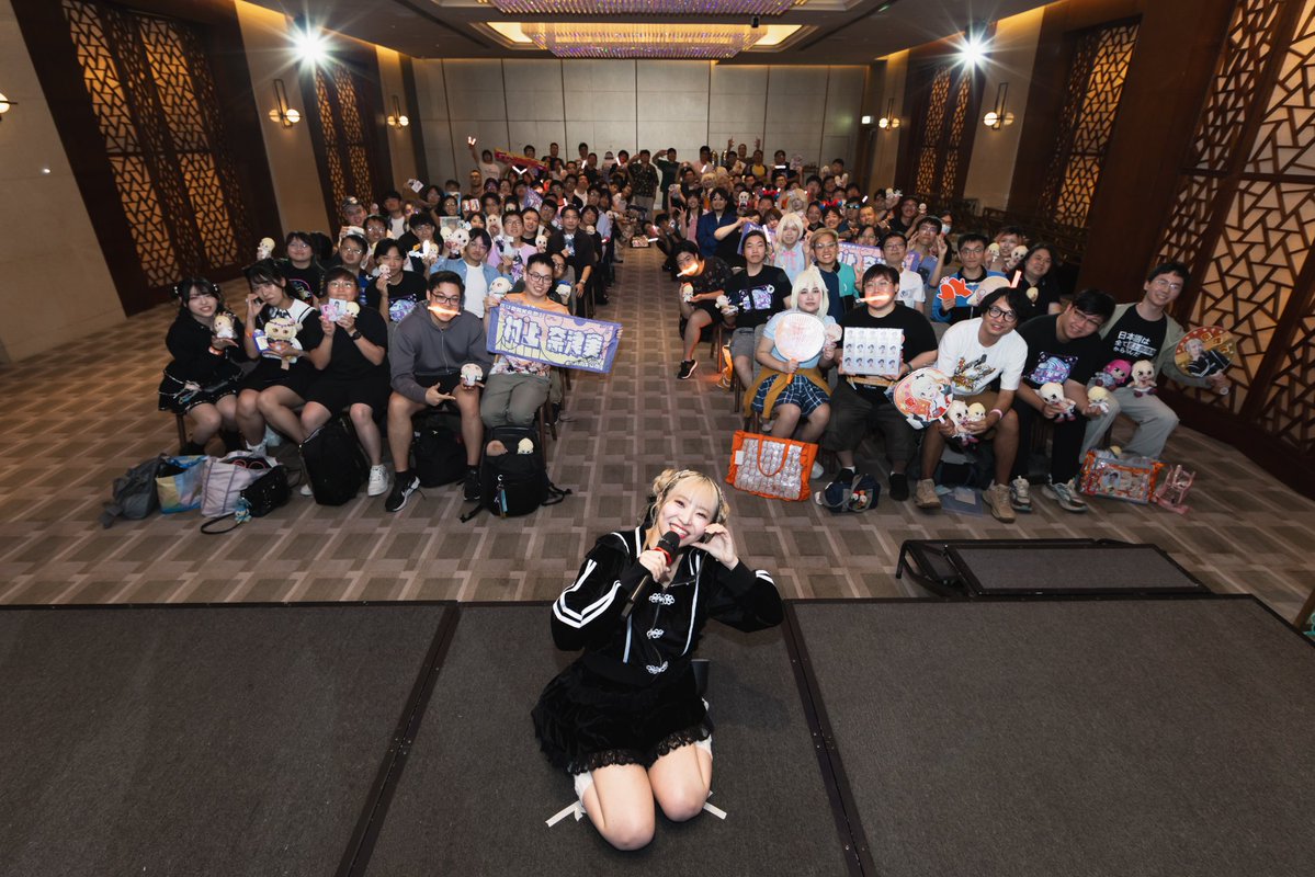 flashinglightCM's tweet photo. ✨村上奈津実香港ファンミーティング、終了いたしました🧡

 皆さまのおかげで、とても素敵な時間となりました

なっちゃんが香港に来てくださり、たくさんの楽しいお話や、元気いっぱいで魅力あふれるステージを届けてくださいました✨

そして、ご来場いただいた皆さまの温かい声援と大きな拍手、本当にありがとうございました！
皆さまからの応援と愛が会場いっぱいにあふれていました🧡🧡🧡

本日はイベントの記念集合写真と当日の様子をお届けいたします📸
ぜひ一緒に、たくさんの笑顔と楽しい瞬間を振り返っていただければ嬉しいです！

また皆さまと、そしてなっちゃんにお会いできる日を楽しみにしております！
本当にありがとうございました✨