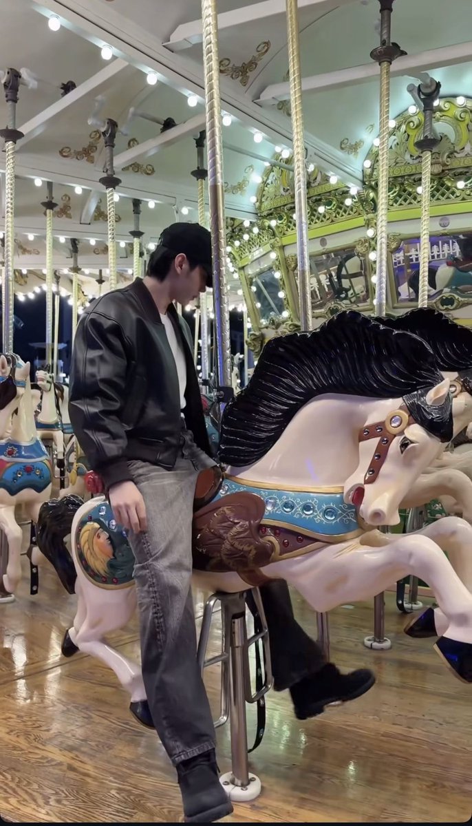 hoonhyn's tweet photo. baddie sunghoon at the amusement park https://t.co/g7b6HYqSVE
