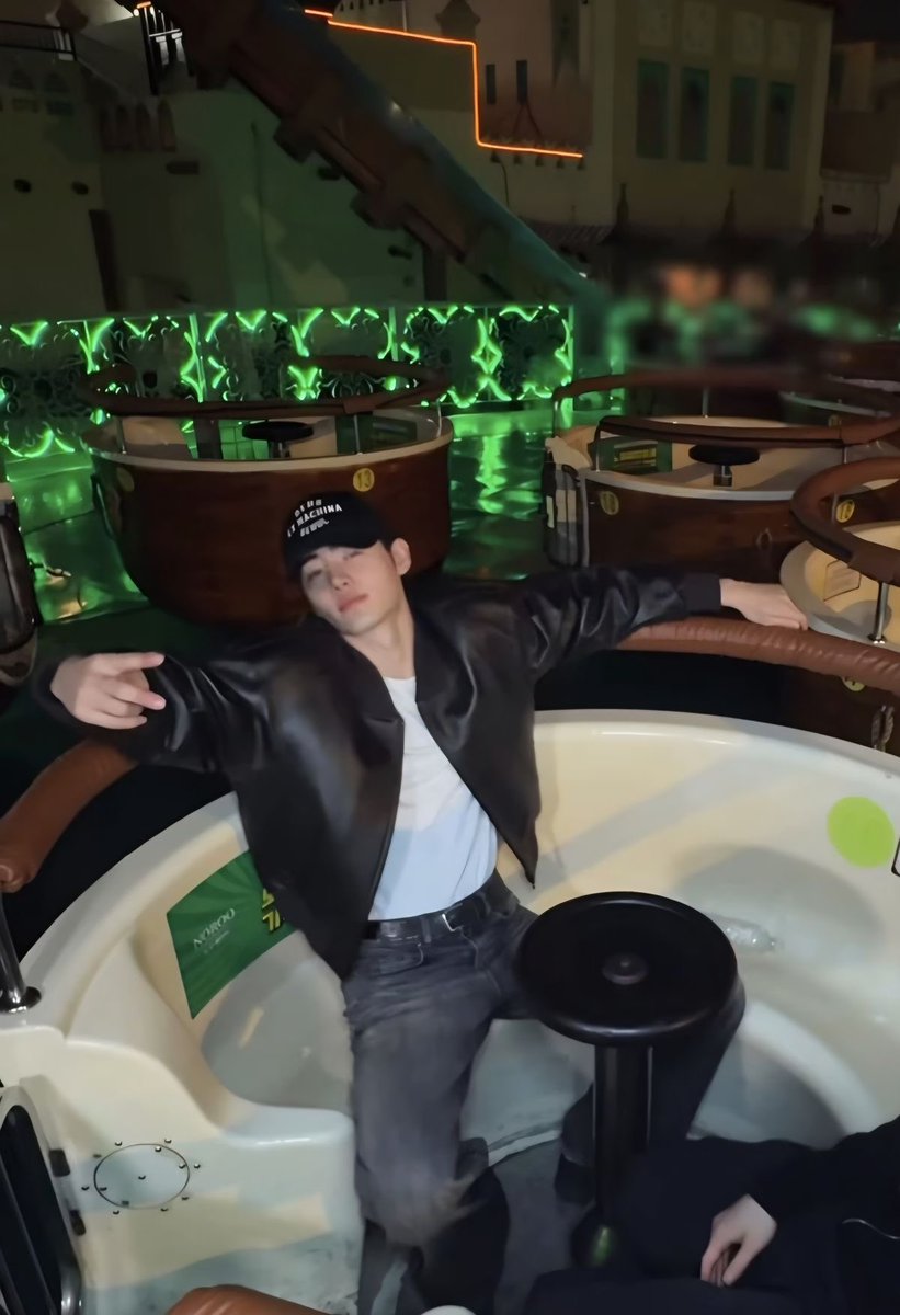 hoonhyn's tweet photo. baddie sunghoon at the amusement park https://t.co/g7b6HYqSVE