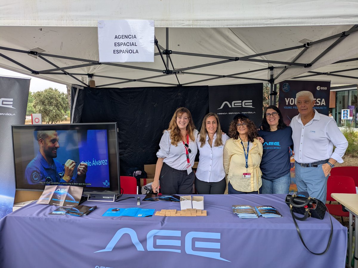 aee_gob's tweet photo. Este fin de semana la @aee_gob participó en los Open Days de @esa_es, presentando el programa «Astronauta por un día» y debatiendo sobre el papel de España en la ESA y el reto científico de la misión #ARRAKIHS. 🚀🛰️
🇪🇸¡Gracias a todos los que os acercasteis! ✨
#ESAOpenDays2026 https://t.co/i0ZFbj4ycQ