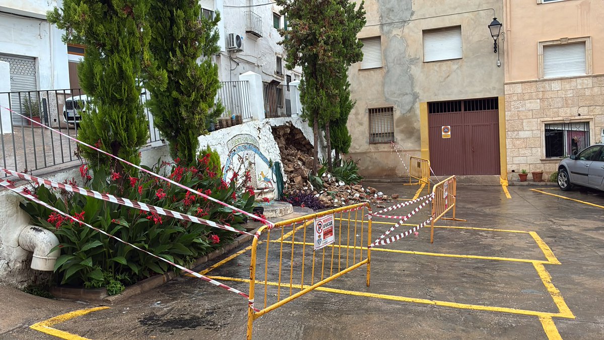 RevistaMasTuria's tweet photo. ⚠🚧  #Gestalgar prohíbe el acceso de vehículos a la Plaza La Villa por un desprendimiento

👁‍🗨 https://t.co/IhV2ZJHyUi https://t.co/pNWzabAnat