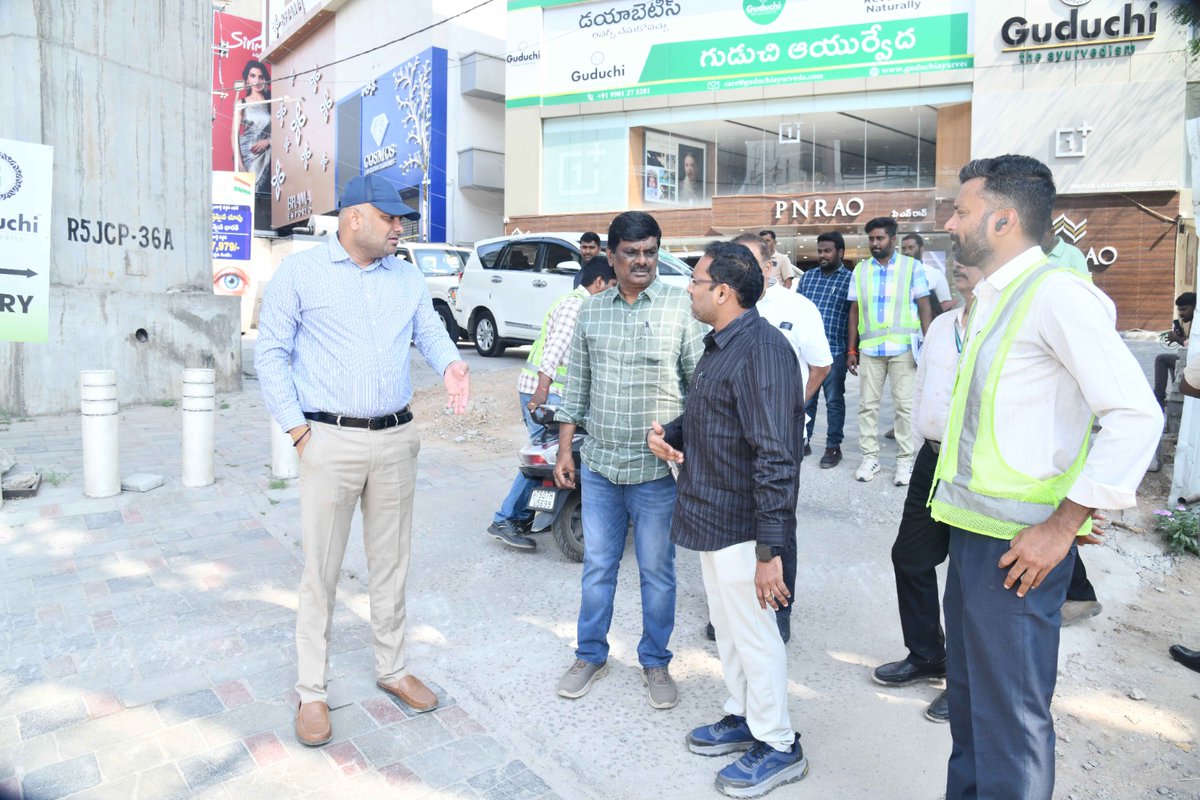 GHMCOnline's tweet photo. 🚧 Major Infrastructure Boost for Western Hyderabad | GHMC

GHMC Commissioner Sri R.V Karnan, along with Chief Engineer, GHMC, and Zonal Commissioner (Khairathabad) Sri B. Santosh, inspected the proposed 4.3-km elevated corridor aimed at permanently easing congestion across Western Hyderabad.

The ₹1,090-crore, 6-lane bidirectional steel flyover will provide signal-free movement from Jubilee Hills Check Post to NFCL Junction, covering 5 major traffic junctions.

🔹 Why the project was revised
• Earlier proposals for isolated underpasses were reassessed following the successful implementation of the one-way traffic system around KBR Park.
• Pending court litigation over tree-felling permissions had delayed earlier construction plans.
• The heavily congested stretch between NFCL Junction and KBR Park entrance requires a continuous solution rather than fragmented grade separators.
• GHMC has therefore finalized a unified elevated corridor from Jubilee Hills Check Post to NFCL Junction.

🔹 Project Scope – EPC Mode
The project will be executed in 2 packages using advanced steel-structure technology for faster construction:

Package 1: Jubilee Hills Check Post Junction → Mugdha Junction
💰 Sanctioned Cost: ₹580 Cr

Package 2: Mugdha Junction → Muffakham Jah College
➕ Dedicated connecting ramp to Banjara Hills Road No. 1
💰 Sanctioned Cost: ₹510 Cr
💰 Total Project Cost: ₹1,090 Cr

🔹 Key Benefits
✅ 4.3-km, 6-lane bidirectional elevated corridor
✅ Signal-free movement across 5 major junctions
✅ High-capacity infrastructure for heavy traffic volumes
✅ Zero footprint in the eco-sensitive KBR Park zone, minimizing impact on existing green cover
✅ Modular steel construction for faster execution and reduced disruption to commuters
✅ Significant reduction in travel time and traffic queues
✅ Lower fuel consumption for daily commuters

🔹 Major Cost Savings
The unified alignment avoids extensive ground-level modifications and substantially reduces land acquisition requirements.

🏗️ Land Acquisition Savings: ₹800 Cr
🏗️ Construction Cost Savings: ₹400 Cr
💰 Total estimated savings to the public exchequer: ₹1,200 Cr

A major step towards decongesting Western Hyderabad, improving connectivity and delivering faster, signal-free travel while optimizing public expenditure.

#Hyderabad #GHMC #Infrastructure #ElevatedCorridor #TrafficRelief #KBRPark #JubileeHills #BanjaraHills

@TelanganaCMO @IPRTelangana @jayesh_ranjan
@TelanganaCS @ZC_Charminar @CommissionrGHMC
@ZC_Khairatabad @ZC_Secunderabad @ZcGolconda
@ZC_Charminar @ZC_RAJNGR @ZC_Shamshabad