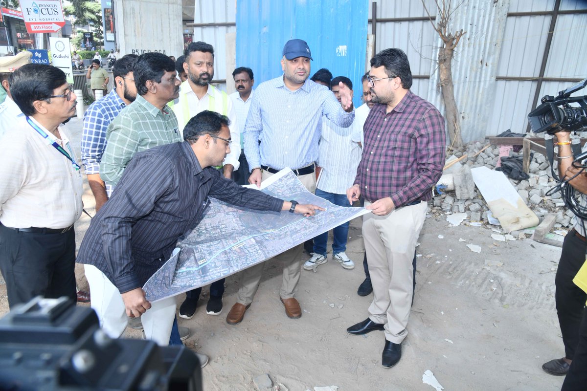GHMCOnline's tweet photo. 🚧 Major Infrastructure Boost for Western Hyderabad | GHMC

GHMC Commissioner Sri R.V Karnan, along with Chief Engineer, GHMC, and Zonal Commissioner (Khairathabad) Sri B. Santosh, inspected the proposed 4.3-km elevated corridor aimed at permanently easing congestion across Western Hyderabad.

The ₹1,090-crore, 6-lane bidirectional steel flyover will provide signal-free movement from Jubilee Hills Check Post to NFCL Junction, covering 5 major traffic junctions.

🔹 Why the project was revised
• Earlier proposals for isolated underpasses were reassessed following the successful implementation of the one-way traffic system around KBR Park.
• Pending court litigation over tree-felling permissions had delayed earlier construction plans.
• The heavily congested stretch between NFCL Junction and KBR Park entrance requires a continuous solution rather than fragmented grade separators.
• GHMC has therefore finalized a unified elevated corridor from Jubilee Hills Check Post to NFCL Junction.

🔹 Project Scope – EPC Mode
The project will be executed in 2 packages using advanced steel-structure technology for faster construction:

Package 1: Jubilee Hills Check Post Junction → Mugdha Junction
💰 Sanctioned Cost: ₹580 Cr

Package 2: Mugdha Junction → Muffakham Jah College
➕ Dedicated connecting ramp to Banjara Hills Road No. 1
💰 Sanctioned Cost: ₹510 Cr
💰 Total Project Cost: ₹1,090 Cr

🔹 Key Benefits
✅ 4.3-km, 6-lane bidirectional elevated corridor
✅ Signal-free movement across 5 major junctions
✅ High-capacity infrastructure for heavy traffic volumes
✅ Zero footprint in the eco-sensitive KBR Park zone, minimizing impact on existing green cover
✅ Modular steel construction for faster execution and reduced disruption to commuters
✅ Significant reduction in travel time and traffic queues
✅ Lower fuel consumption for daily commuters

🔹 Major Cost Savings
The unified alignment avoids extensive ground-level modifications and substantially reduces land acquisition requirements.

🏗️ Land Acquisition Savings: ₹800 Cr
🏗️ Construction Cost Savings: ₹400 Cr
💰 Total estimated savings to the public exchequer: ₹1,200 Cr

A major step towards decongesting Western Hyderabad, improving connectivity and delivering faster, signal-free travel while optimizing public expenditure.

#Hyderabad #GHMC #Infrastructure #ElevatedCorridor #TrafficRelief #KBRPark #JubileeHills #BanjaraHills

@TelanganaCMO @IPRTelangana @jayesh_ranjan
@TelanganaCS @ZC_Charminar @CommissionrGHMC
@ZC_Khairatabad @ZC_Secunderabad @ZcGolconda
@ZC_Charminar @ZC_RAJNGR @ZC_Shamshabad