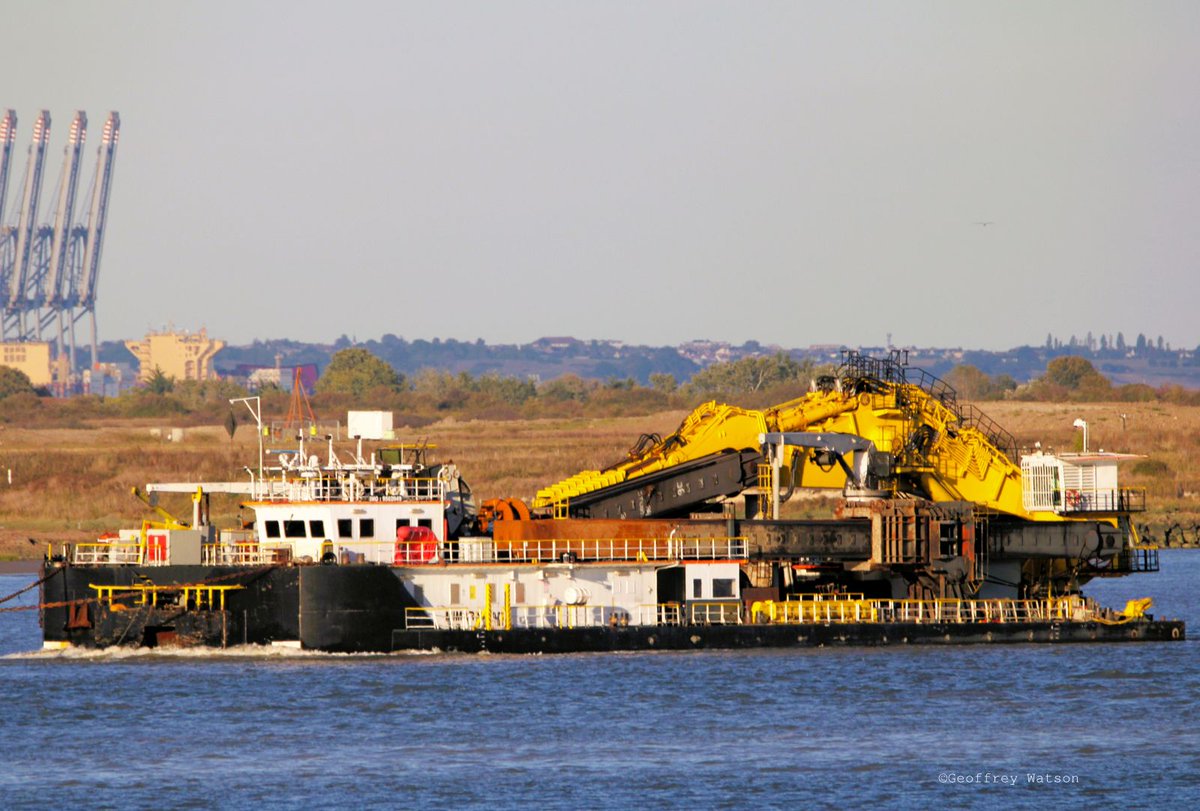 GeoffreyWatson2's tweet photo. Multratug 35 towing the dredger Mimar Sinan to Tilbury dock yesterday afternoon.
#tugs #towage #portoflondon #tilbury #marinephotographer #dredging #netherlands #vietnam #multratug #thames https://t.co/UjGWJjJ950