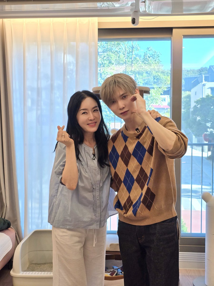 ATEEZofficial's tweet photo. [📷] #김정난 유튜브 Behind Photo

정난 누나 집에서 직접 해주신 파스타도 먹고🍝
편안하고 따뜻했던 여상이의 하루☺️

#ATEEZ #에이티즈 #YEOSANG #여상 https://t.co/fNf1sANPPO
