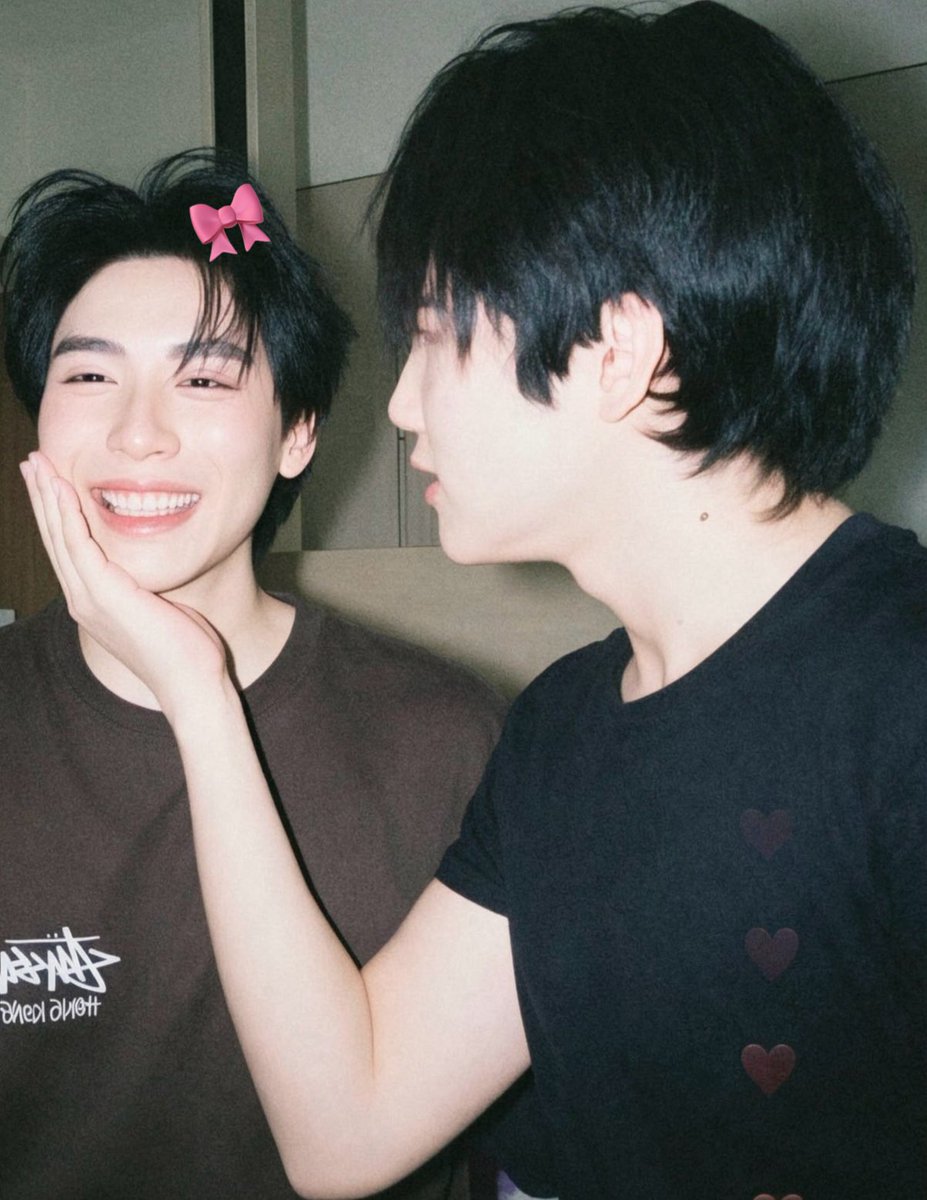 sunflower_y122's tweet photo. หน้าท้อปเหลือเท่านี่เองงง ยิ้มหน้าบานเลย 🫠🤌คือพี่มินเอ็นดูท้อปมั้กกกม๋าเด็กสุดๆๆ รักพวกเค้าว่ะ https://t.co/o6opDXRKVc