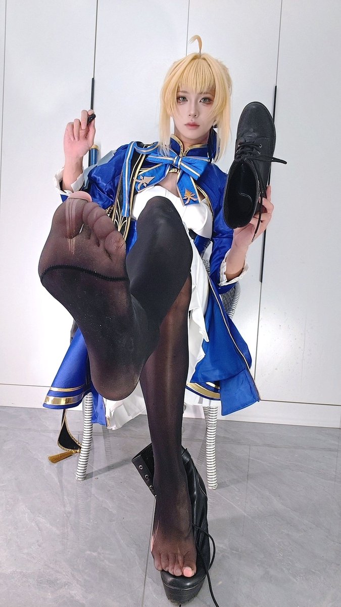 hehuanbaisha's tweet photo. 高跟靴好闷脚啊
saber大人漫展走了一天路呢
都是黏糊糊的汗
袜子都顶破了
脱下鞋里面都湿漉漉的
一股潮湿的臭味，
真的有人喜欢闻嘛 https://t.co/oYIujNKTOA