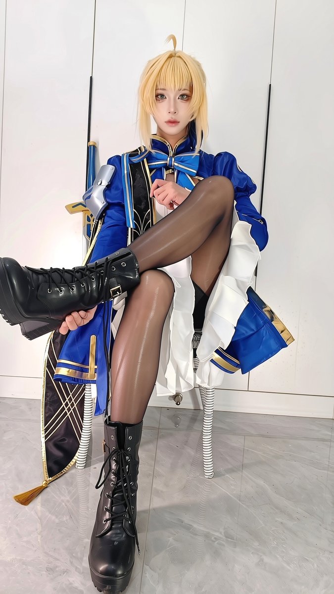 hehuanbaisha's tweet photo. 高跟靴好闷脚啊
saber大人漫展走了一天路呢
都是黏糊糊的汗
袜子都顶破了
脱下鞋里面都湿漉漉的
一股潮湿的臭味，
真的有人喜欢闻嘛 https://t.co/oYIujNKTOA