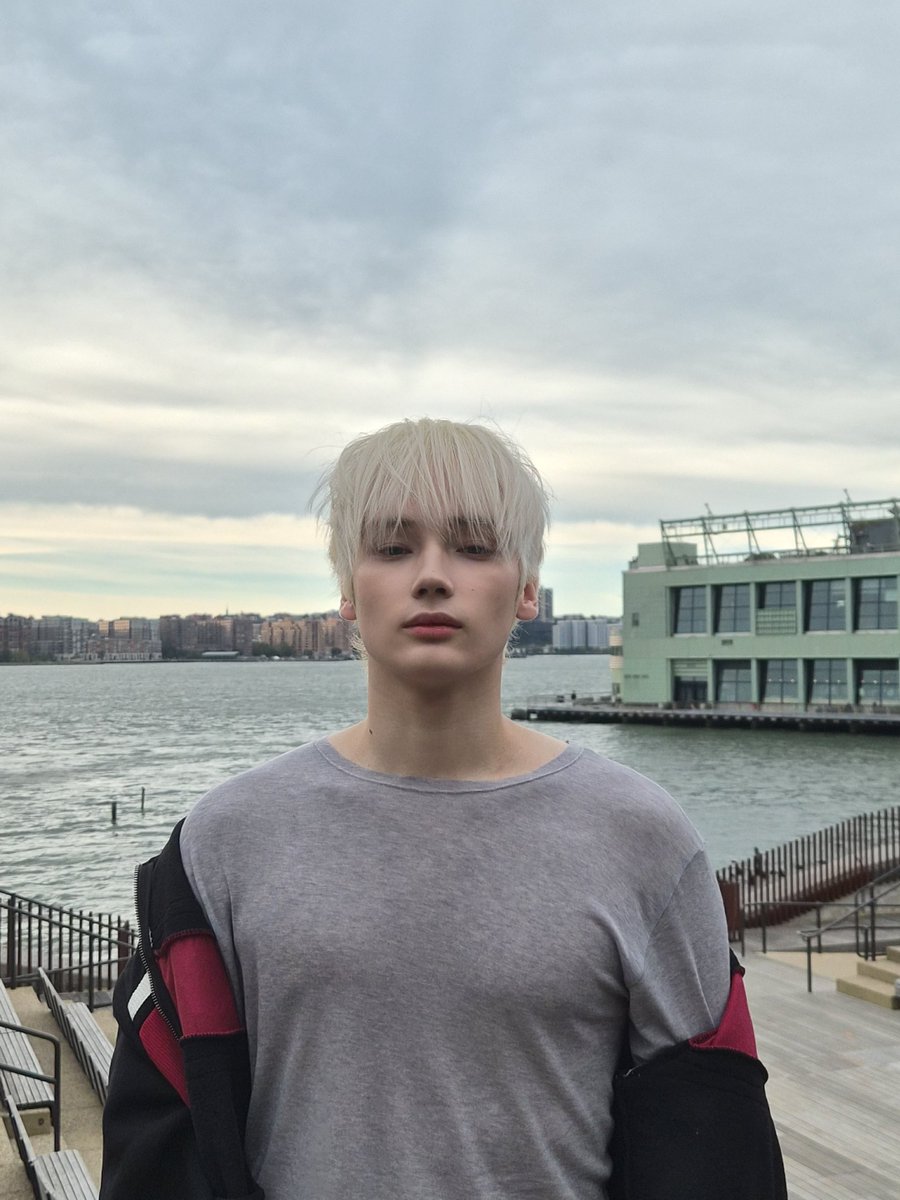 translatingTXT's tweet photo. [261005] weverse dm 🐧💬

🐧 when i was in america
🐧 i took a couple of pictures and they’re b-cuts
🐧 because i don’t know how they turned out
🐧 the scenery was really pretty though 
🐧 yup yup but i left these as b-cuts https://t.co/w16mO5ULld