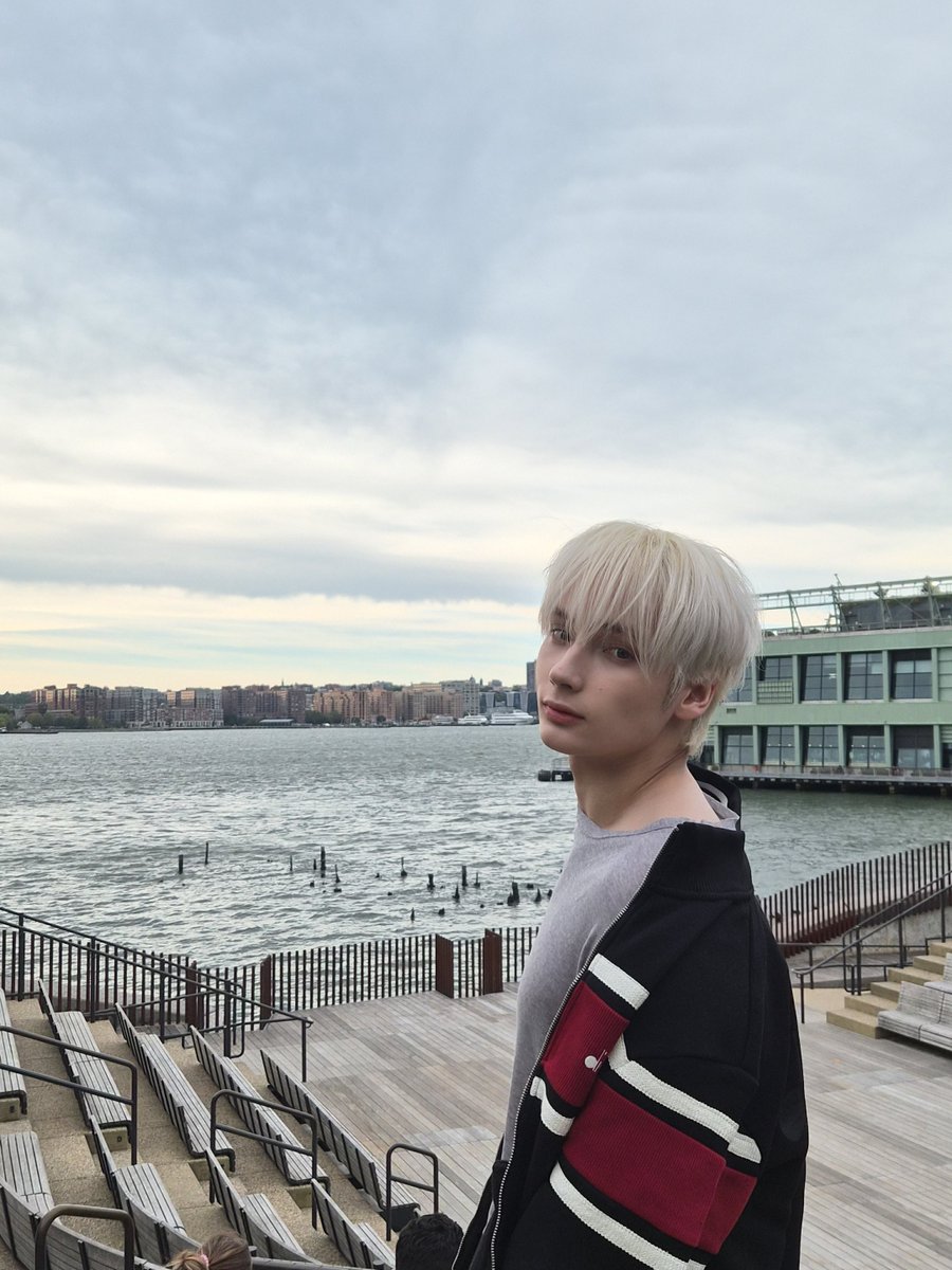 translatingTXT's tweet photo. [261005] weverse dm 🐧💬

🐧 when i was in america
🐧 i took a couple of pictures and they’re b-cuts
🐧 because i don’t know how they turned out
🐧 the scenery was really pretty though 
🐧 yup yup but i left these as b-cuts https://t.co/w16mO5ULld