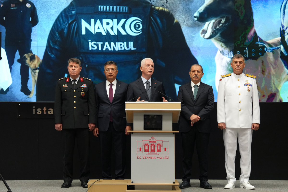 TC_istanbul's tweet photo. İstanbul’un huzuru, Türkiye’nin huzuru.🇹🇷

Valimiz Davut Gül, İstanbul’un 2026 yılının ilk 9 ayına ilişkin emniyet verilerini, 2025 yılının aynı dönemi ile karşılaştırmalı olarak düzenlediği basın toplantısında açıkladı. Vali Gül:

“İstanbul gibi dünyanın en önemli metropollerinden birinde yaşayan vatandaşlarımızın huzur ve güven içerisinde hayatlarını sürdürmeleri bizim en temel sorumluluğumuz.

Bu anlayışla; Emniyetimizle, Jandarmamızla, Sahil Güvenliğimizle, diğer bütün kurumlarımızla birlikte İstanbul’un huzurunu bozan, vatandaşlarımızın güvenliğini tehdit eden, kamu düzenini zedeleyen her türlü suç ve suçluyla mücadelemizi kararlılıkla sürdürüyoruz.” ifadelerini kullandı.

@gul_davut 
@TC_icisleri 

#HuzurunYüzyılı
#İstanbulunHuzuru🇹🇷
#TürkiyeninHuzuru🇹🇷

📍İl AFAD Merkezi