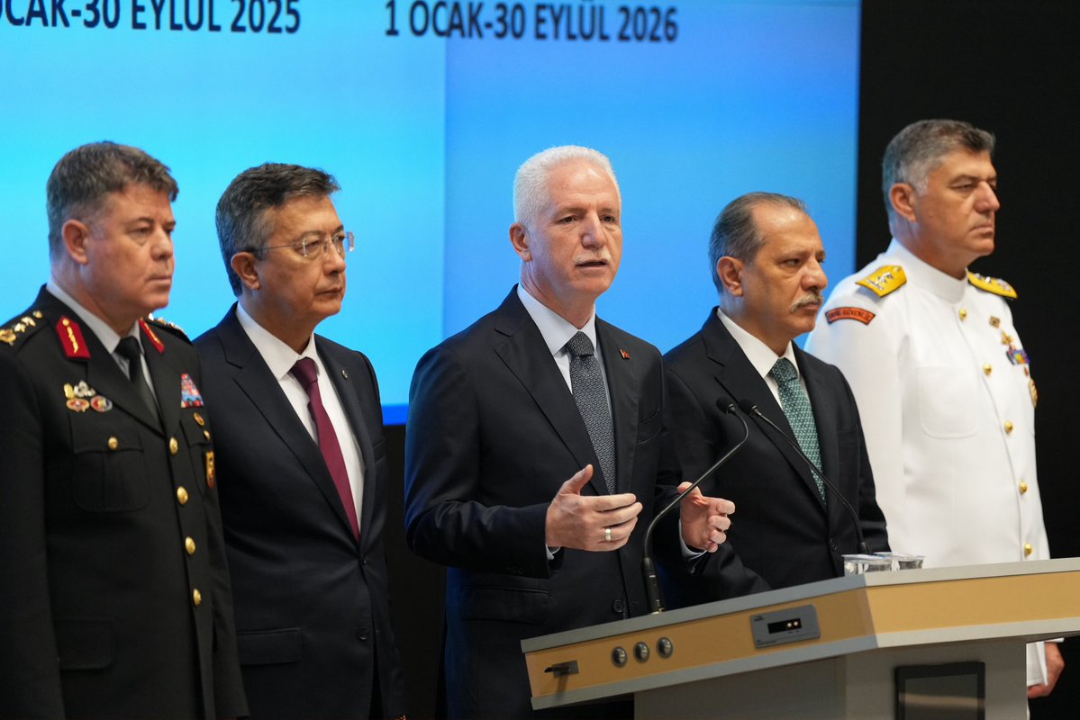 TC_istanbul's tweet photo. İstanbul’un huzuru, Türkiye’nin huzuru.🇹🇷

Valimiz Davut Gül, İstanbul’un 2026 yılının ilk 9 ayına ilişkin emniyet verilerini, 2025 yılının aynı dönemi ile karşılaştırmalı olarak düzenlediği basın toplantısında açıkladı. Vali Gül:

“İstanbul gibi dünyanın en önemli metropollerinden birinde yaşayan vatandaşlarımızın huzur ve güven içerisinde hayatlarını sürdürmeleri bizim en temel sorumluluğumuz.

Bu anlayışla; Emniyetimizle, Jandarmamızla, Sahil Güvenliğimizle, diğer bütün kurumlarımızla birlikte İstanbul’un huzurunu bozan, vatandaşlarımızın güvenliğini tehdit eden, kamu düzenini zedeleyen her türlü suç ve suçluyla mücadelemizi kararlılıkla sürdürüyoruz.” ifadelerini kullandı.

@gul_davut 
@TC_icisleri 

#HuzurunYüzyılı
#İstanbulunHuzuru🇹🇷
#TürkiyeninHuzuru🇹🇷

📍İl AFAD Merkezi
