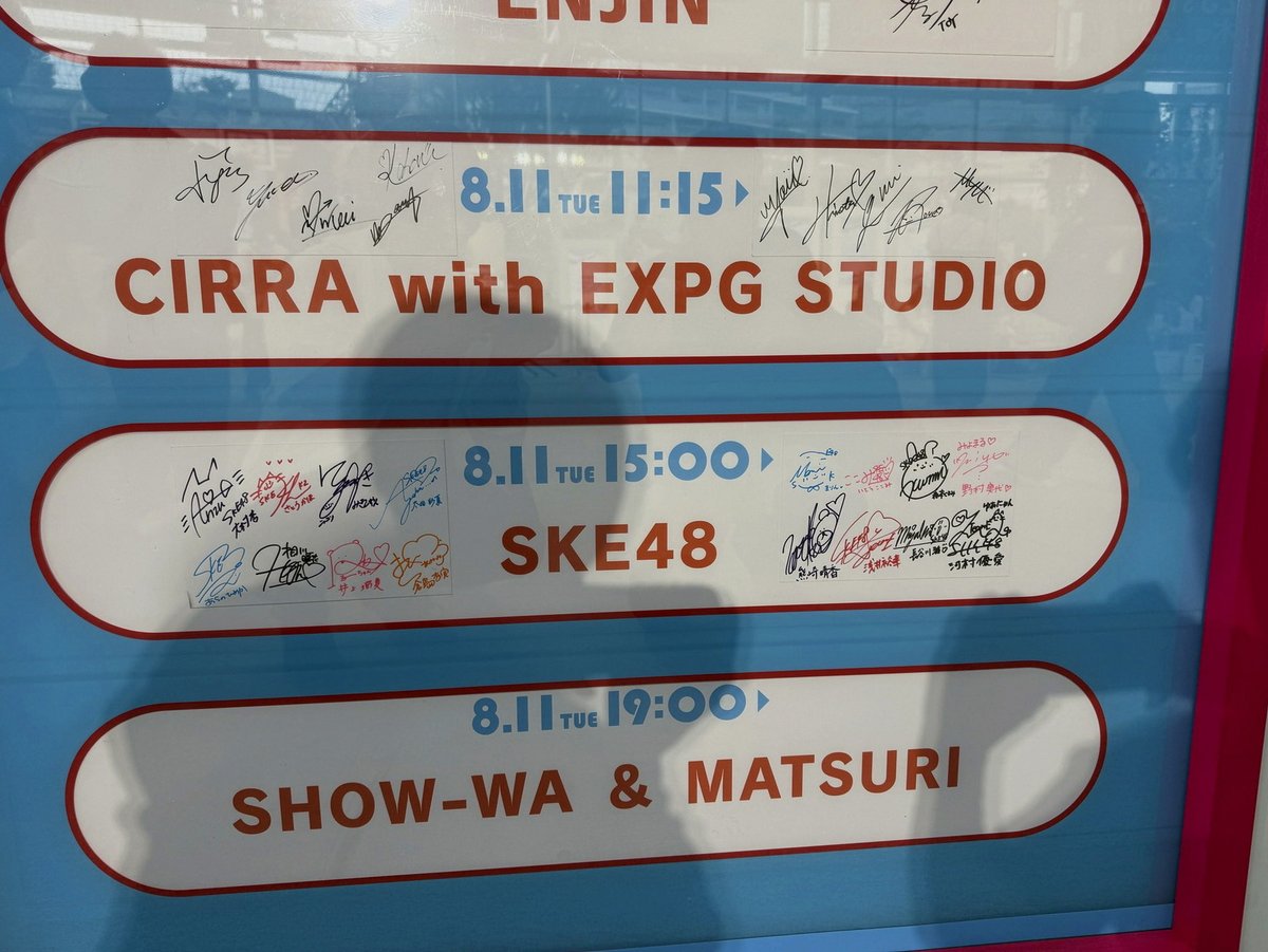 LeoAbraham1978's tweet photo. ライブはパフォーマンス見に行ってるからファンサはおまけ程度に思ってるんだけど、最後のウォーキングでしっかり見つけてもらってドデカファンサをいただいてしまい無事
「涼本あきほさん……𝑩𝑰𝑮 𝑳𝑶𝑽𝑬……🫰」になった https://t.co/hcYMQ8rlNc
